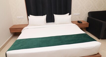 7 VACHAN LAWNS AND BANQUET Room Type - Deluxe Room