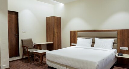 THE AMBER HOTEL Room Type - DELUXE KING ROOM