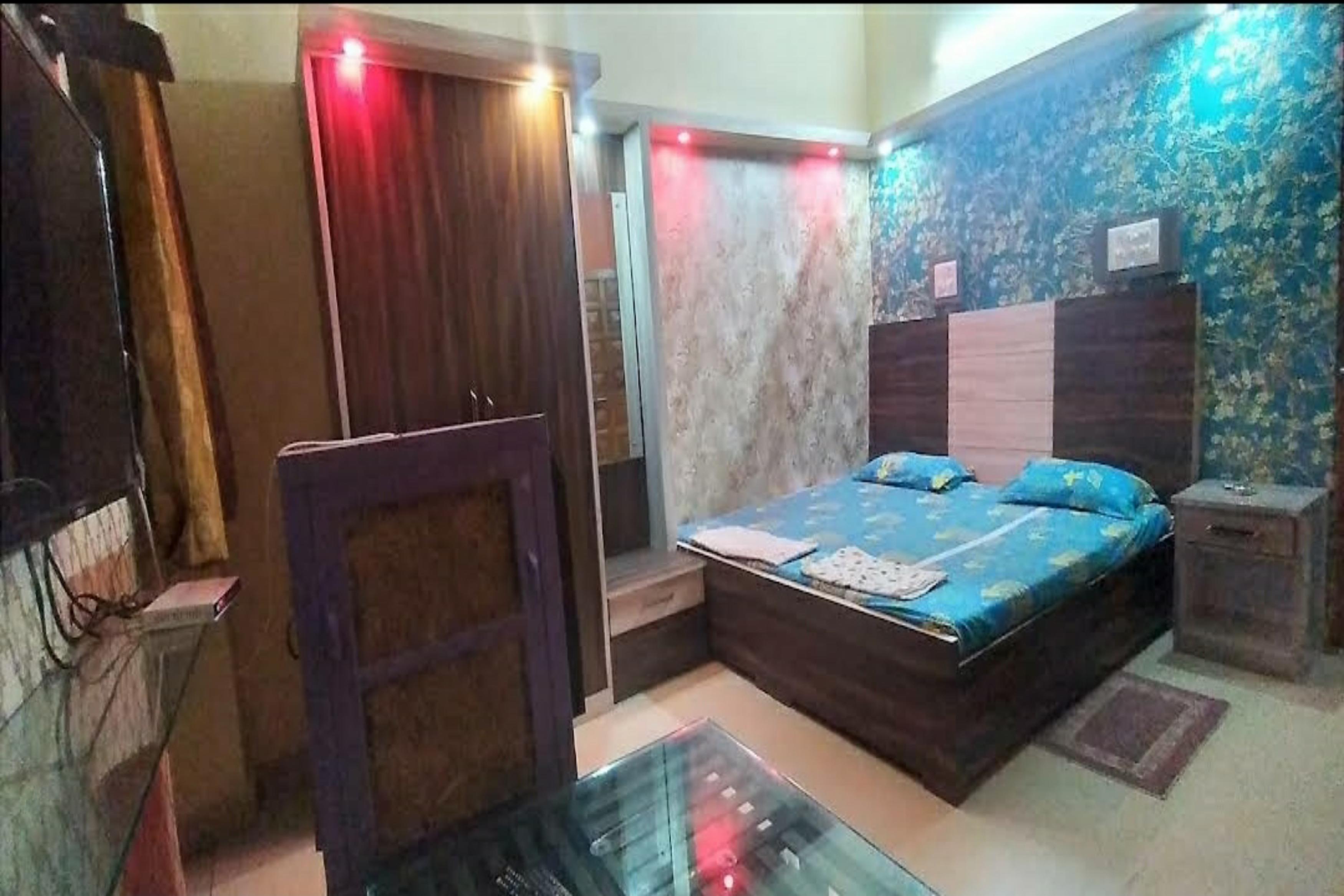 Hotel Prakash - Tap to explore photos