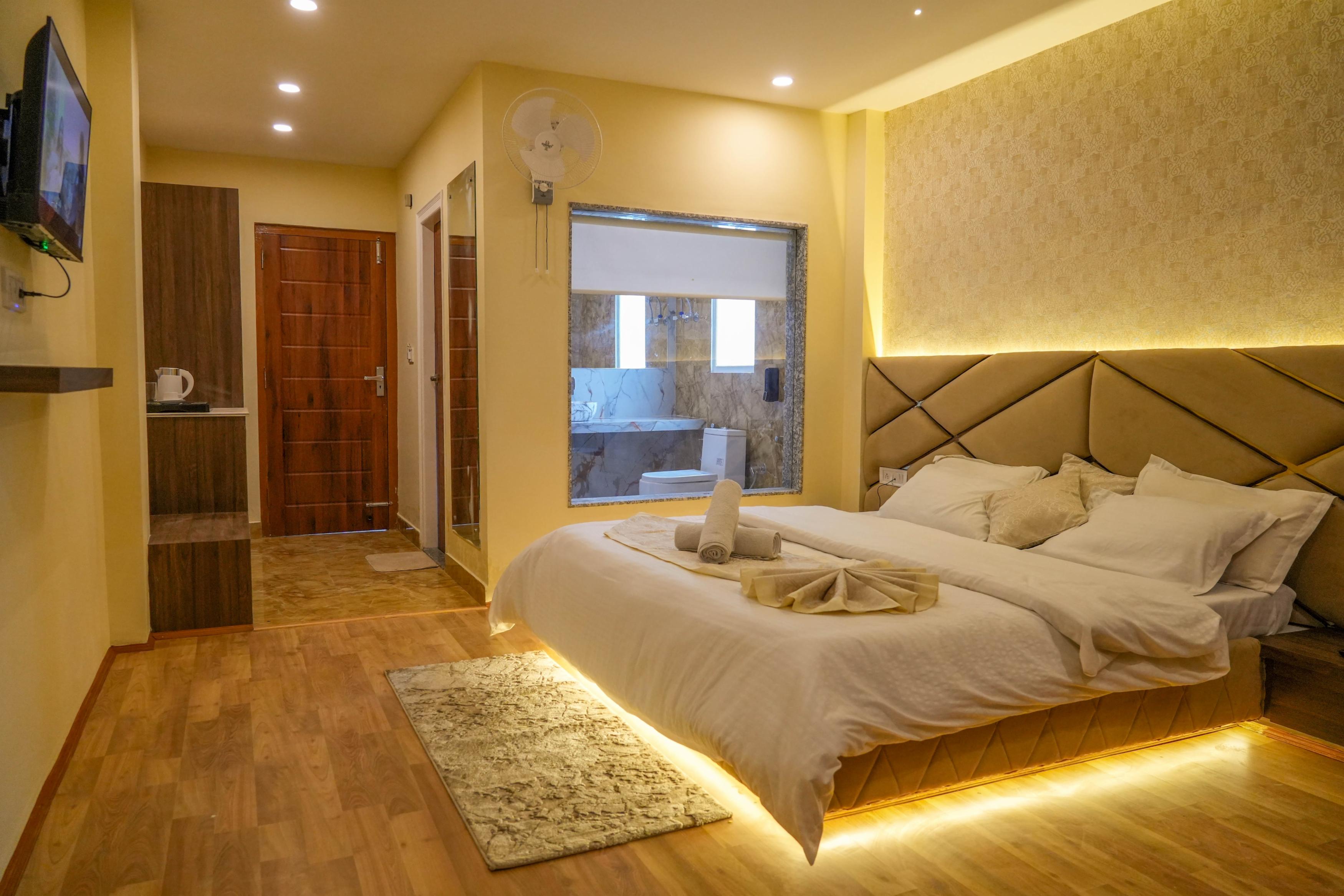 Hotel Loop Inn Room Type - Premium Room with Balcony