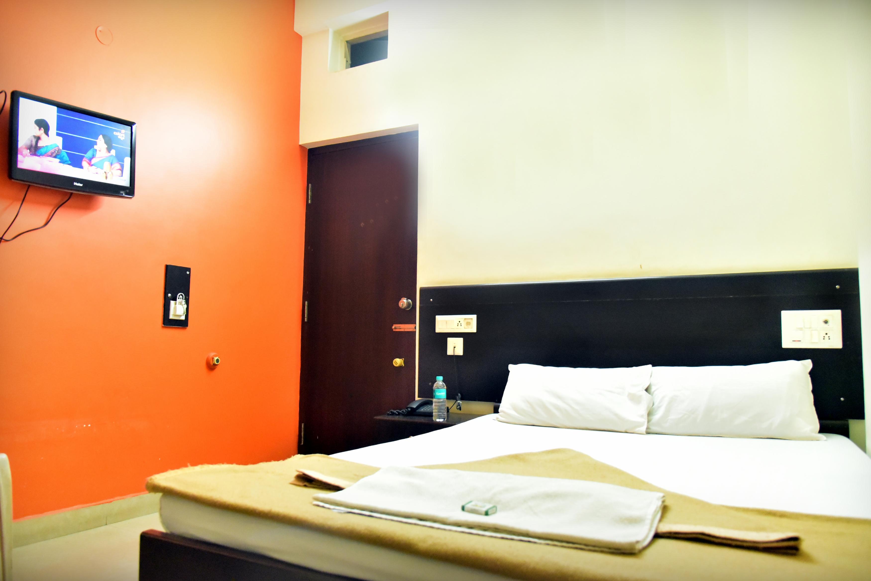 Ravi Residencyy Room Type - DELUXE DOUBLE ROOM NON AC
