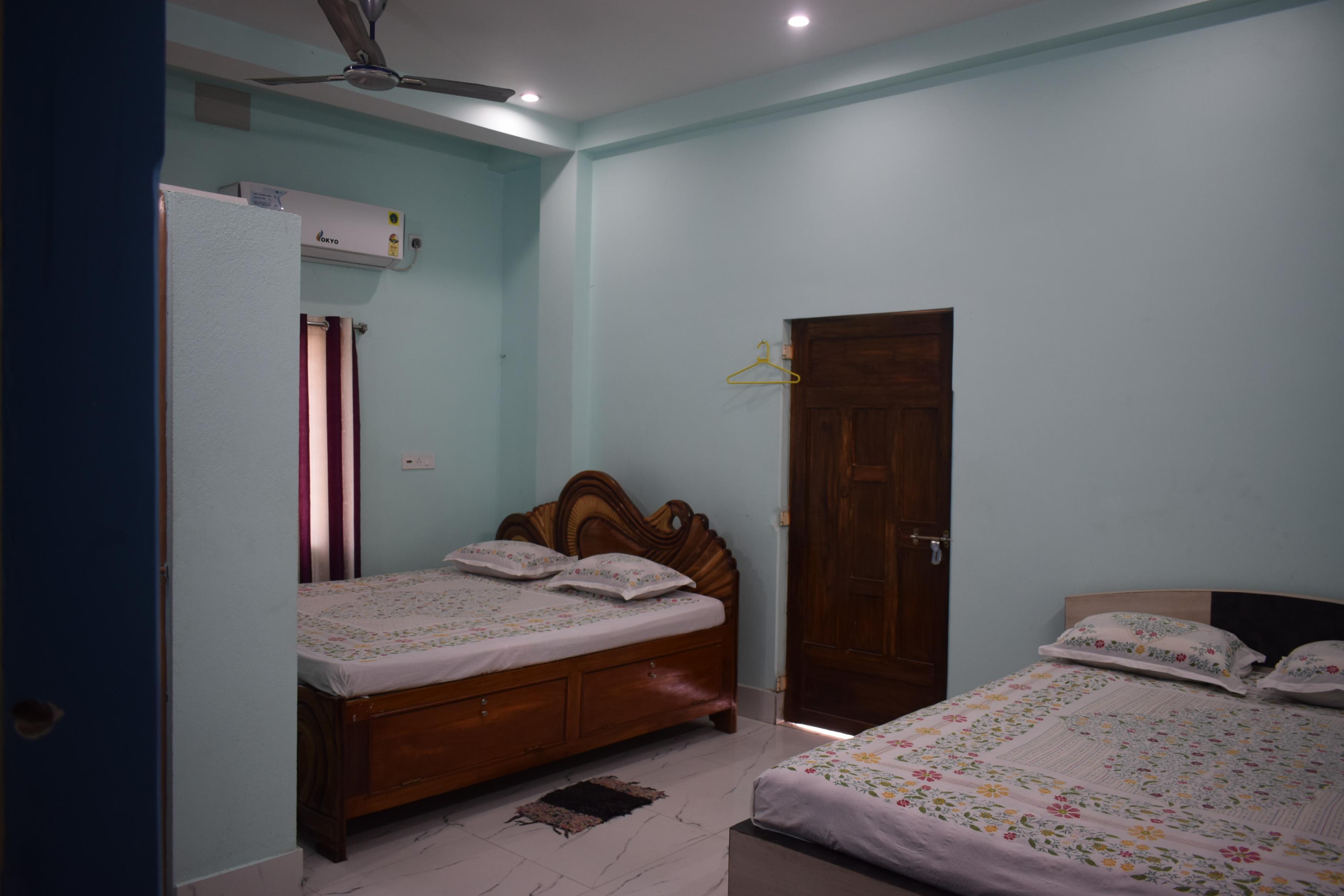 NIRIBILI HOME STAY Room Type - AC DELUX ROOM WITH BALCONY