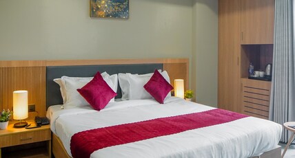 Saltstayz Select - Golf Course Road & Sector 57 Room Type - Superior Balcony Room with Garden View