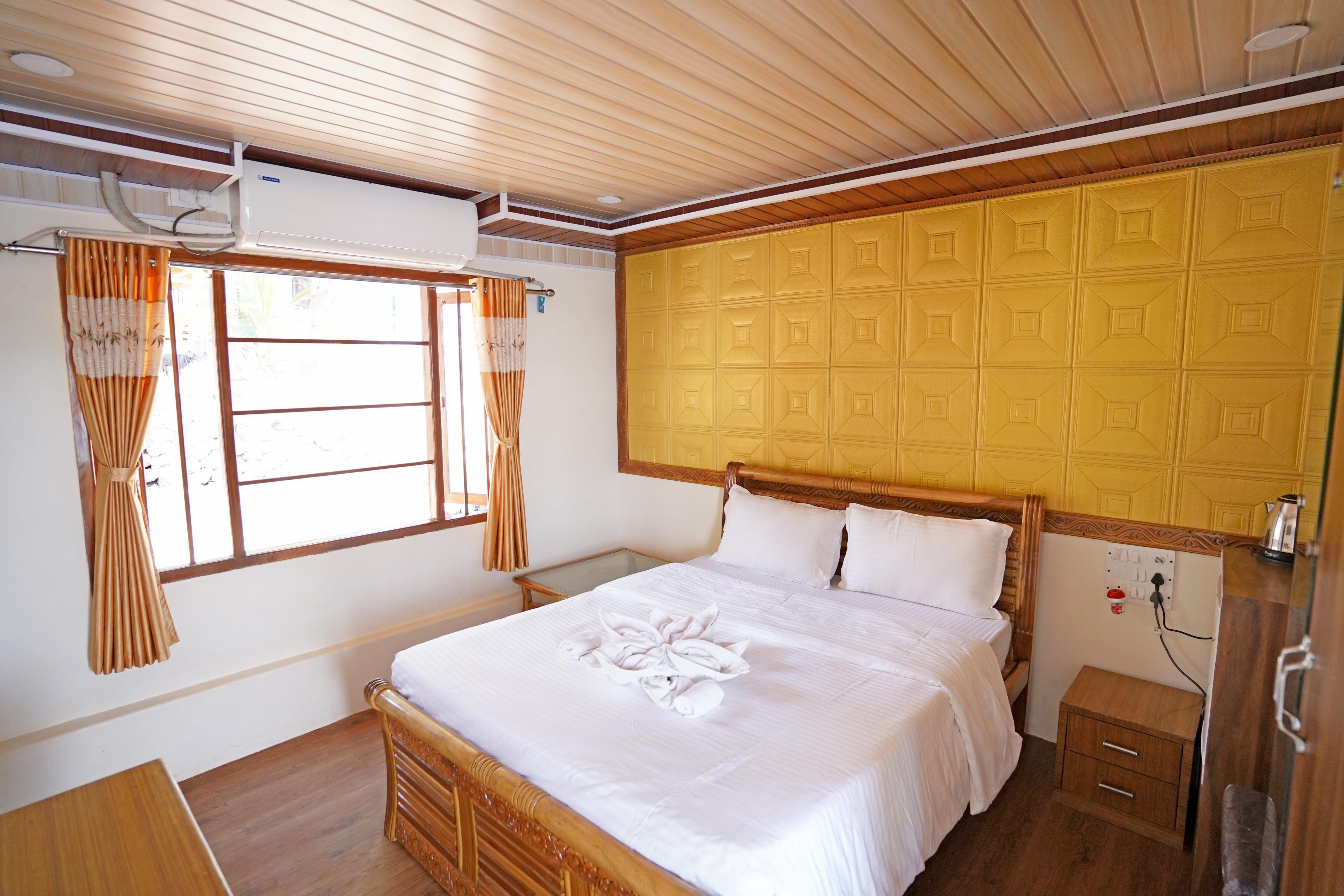 Mahalaxmi House Boat - Tap to explore photos