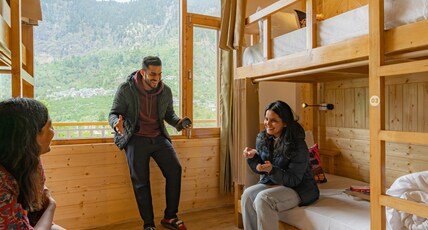The Social Stays Manali Room Type - Bed in Standard 6 Bed Mixed Dormitory with Balcony and Valley View