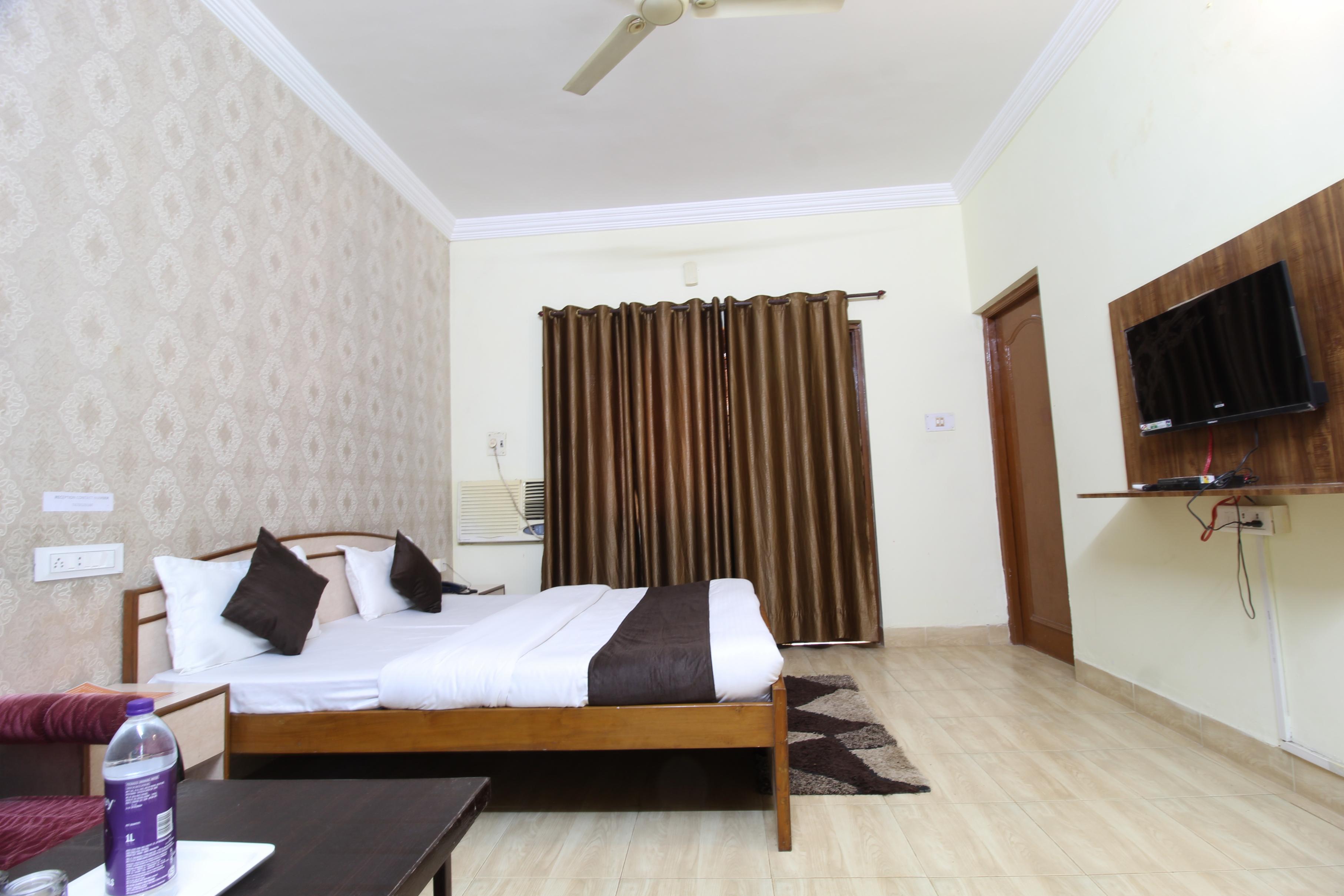 United 21 Room Type - Deluxe AC Room