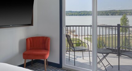 Hotel Canandaigua, Tapestry Collection by Hilton Room Type - 1 KING STUDIO LAKE VIEW