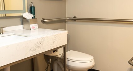 DoubleTree by Hilton Austin, MN Room Type - 1 KING MOB HEAR ACC TUB