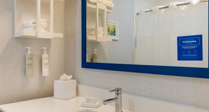 Hampton Inn & Suites by Hilton Weatherford Room Type - 1 KNG ACCESSIBLE TUB