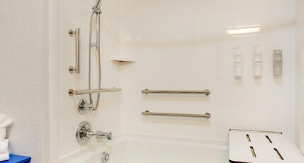 Hampton Inn & Suites by Hilton Weatherford Room Type - 2QN ACCESSIBLE TUB