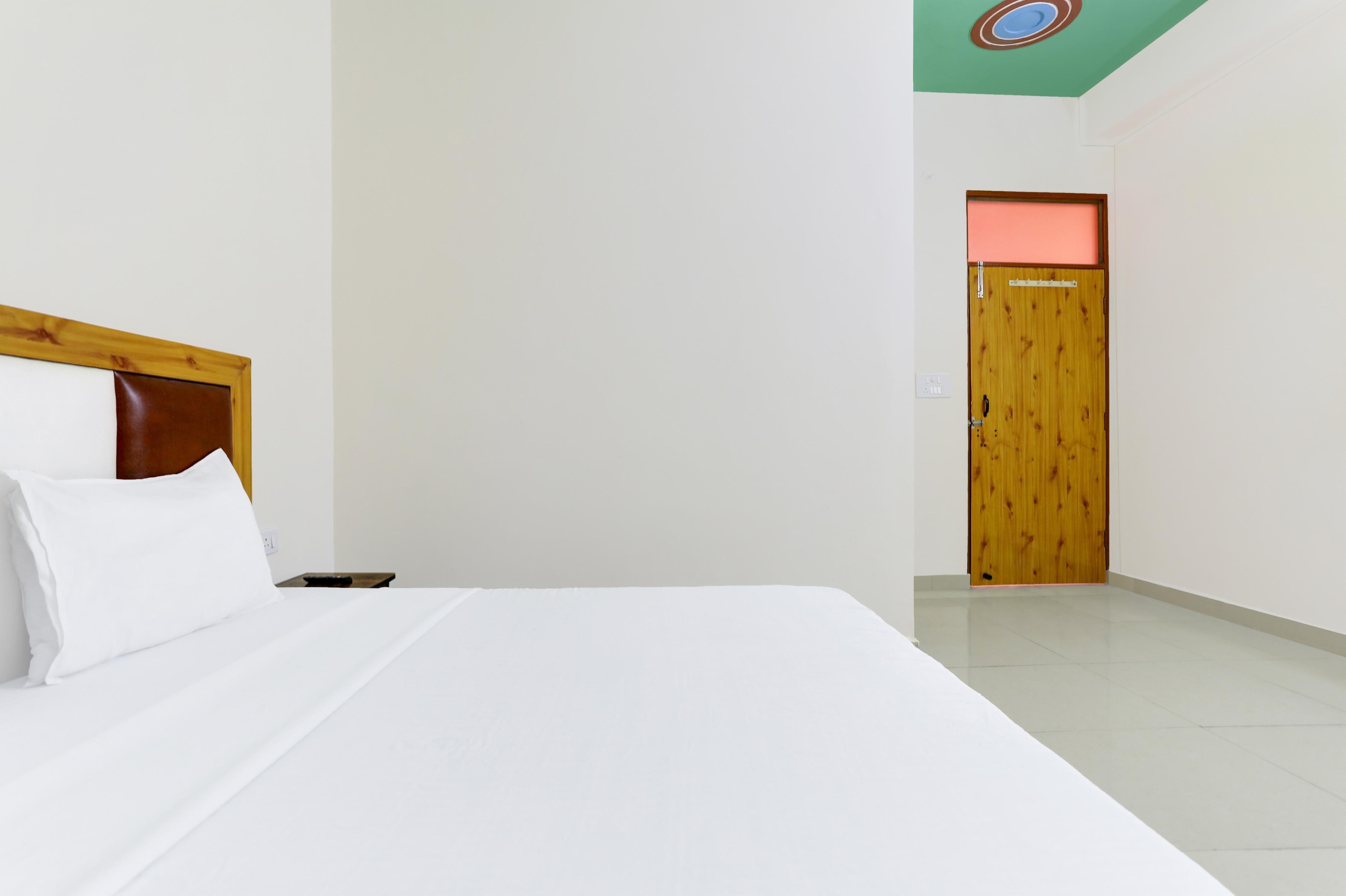 Hotel O Blu Moon - Tap to explore photos