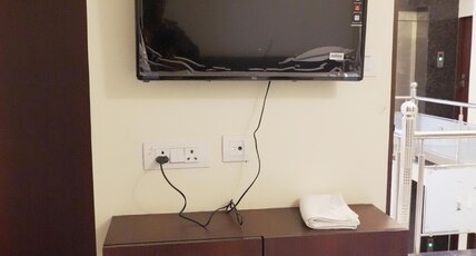 hotel shree narayan palace Room Type - Deluxe Room