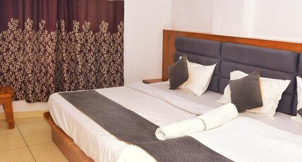 The Elegance Room Type - Three Bed AC Room With Free Wi-Fi