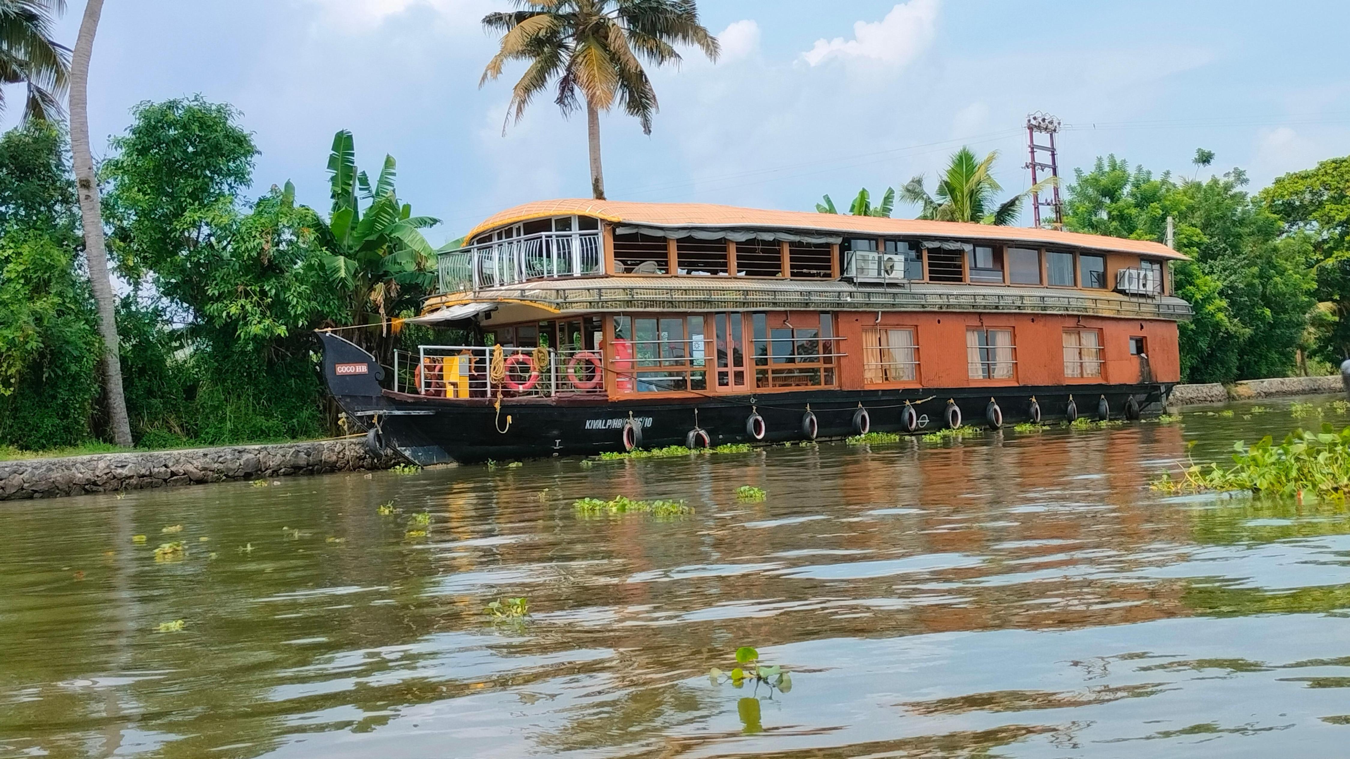 Coco Houseboat Kerala Room Type - 5 BEDROOM PRIVATE DELUXE HOUSEBOAT AC