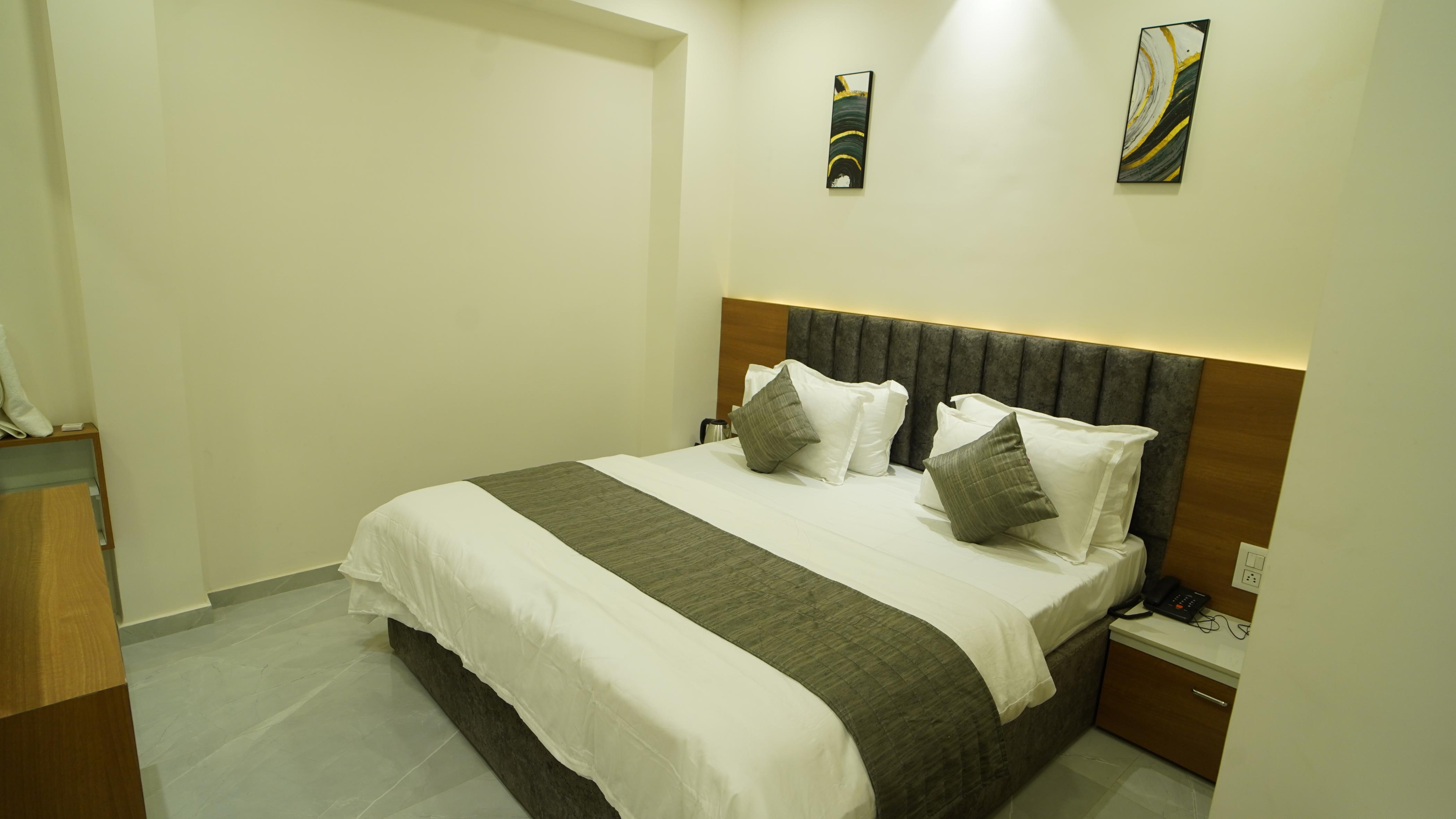 HOTEL RICHIE RICH Room Type - DELUXE QUEEN ROOM