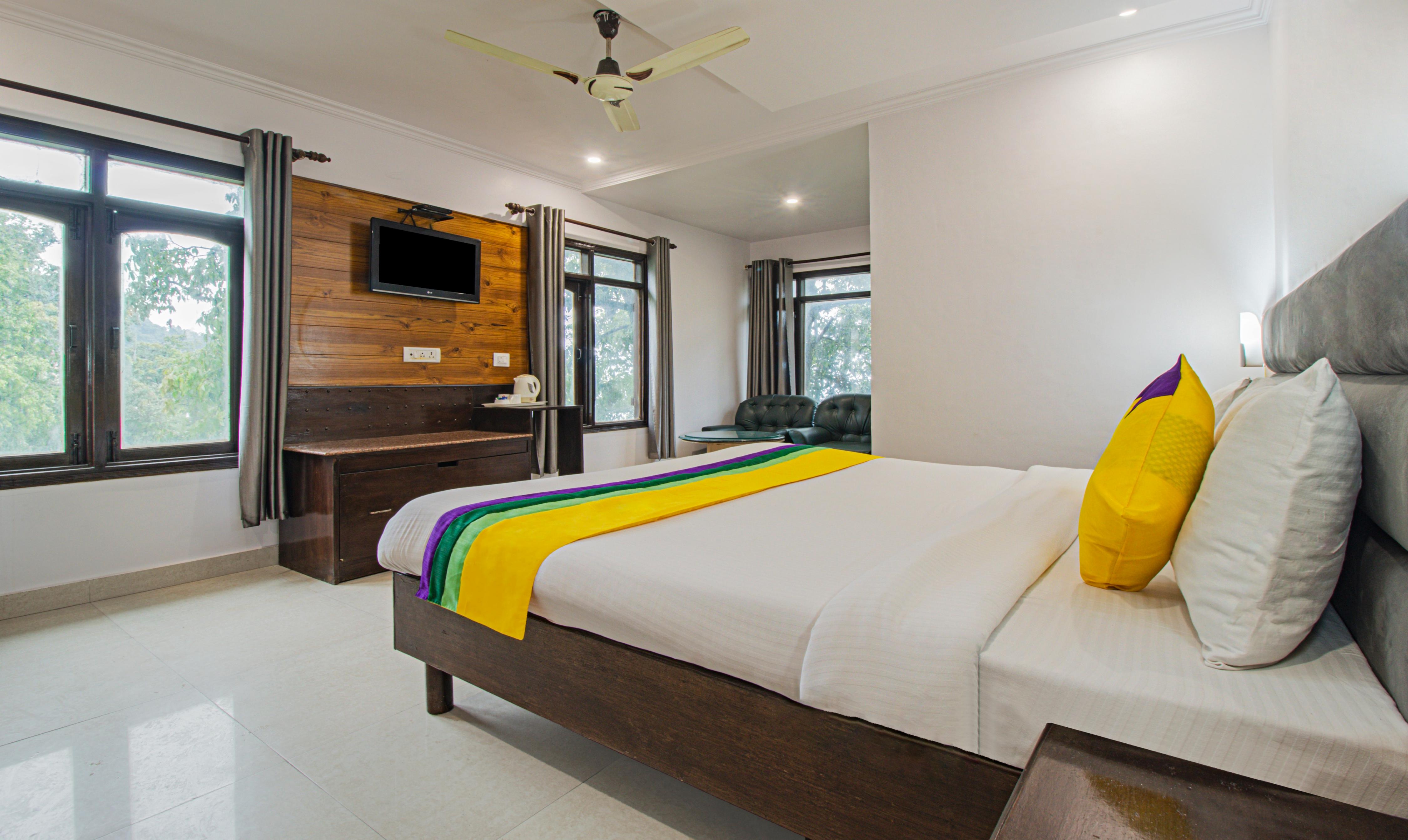 Itsy Hotels Peak View, 300 Mts From Mall Road - Tap to explore photos