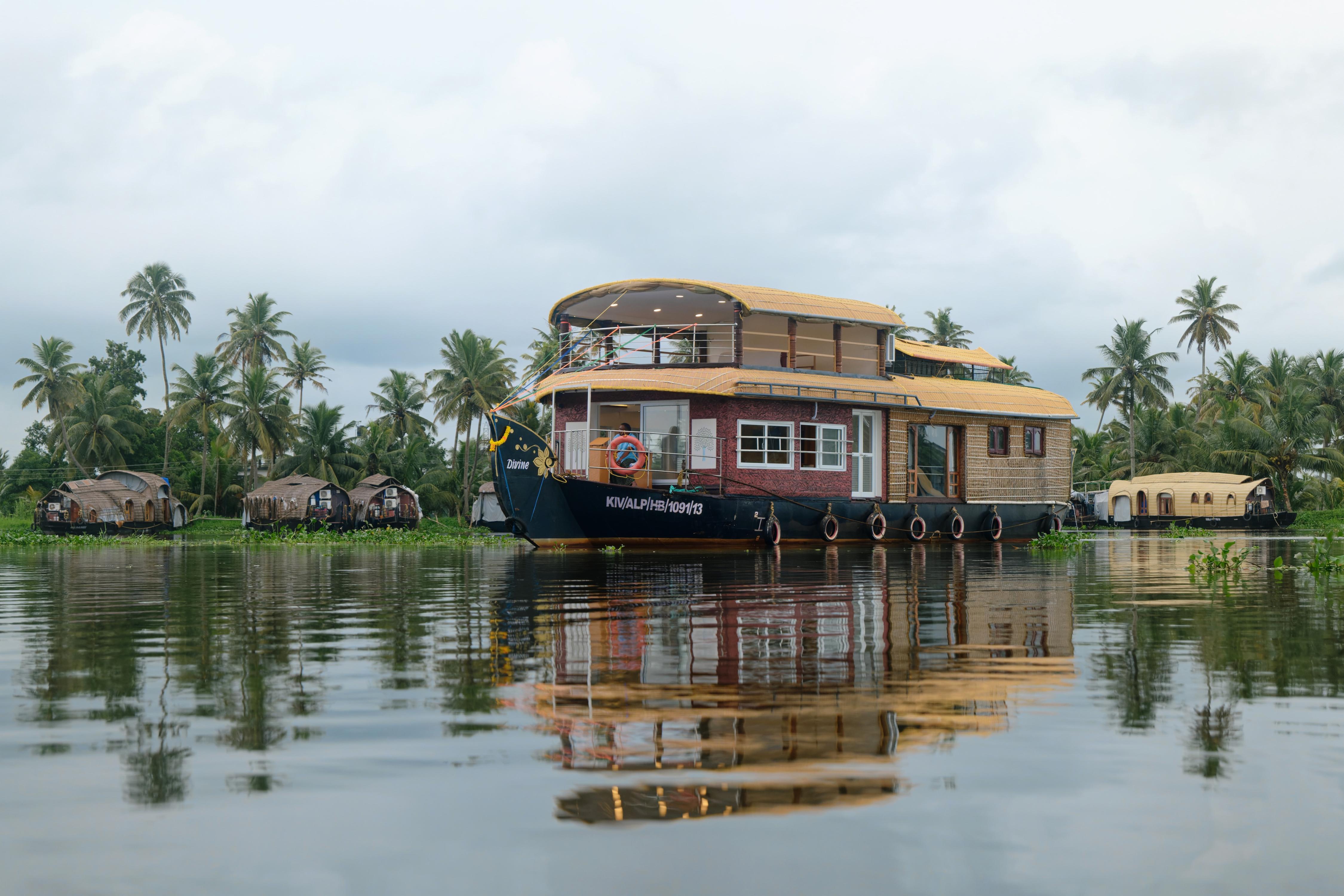 Angel Blue Houseboat Room Type - One Bedroom Deluxe Houseboat