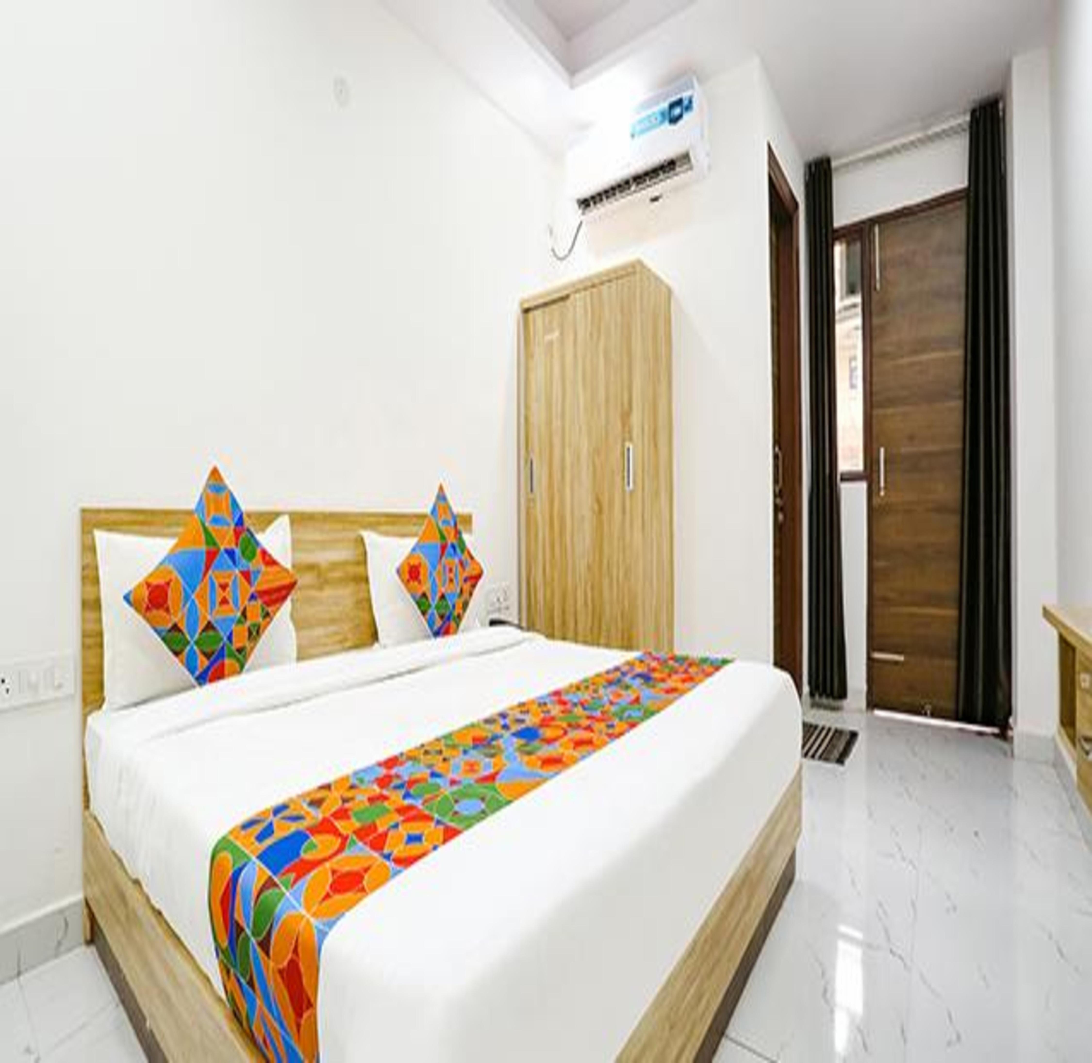 FabHotel New Silver Crown Room Type - Deluxe Room