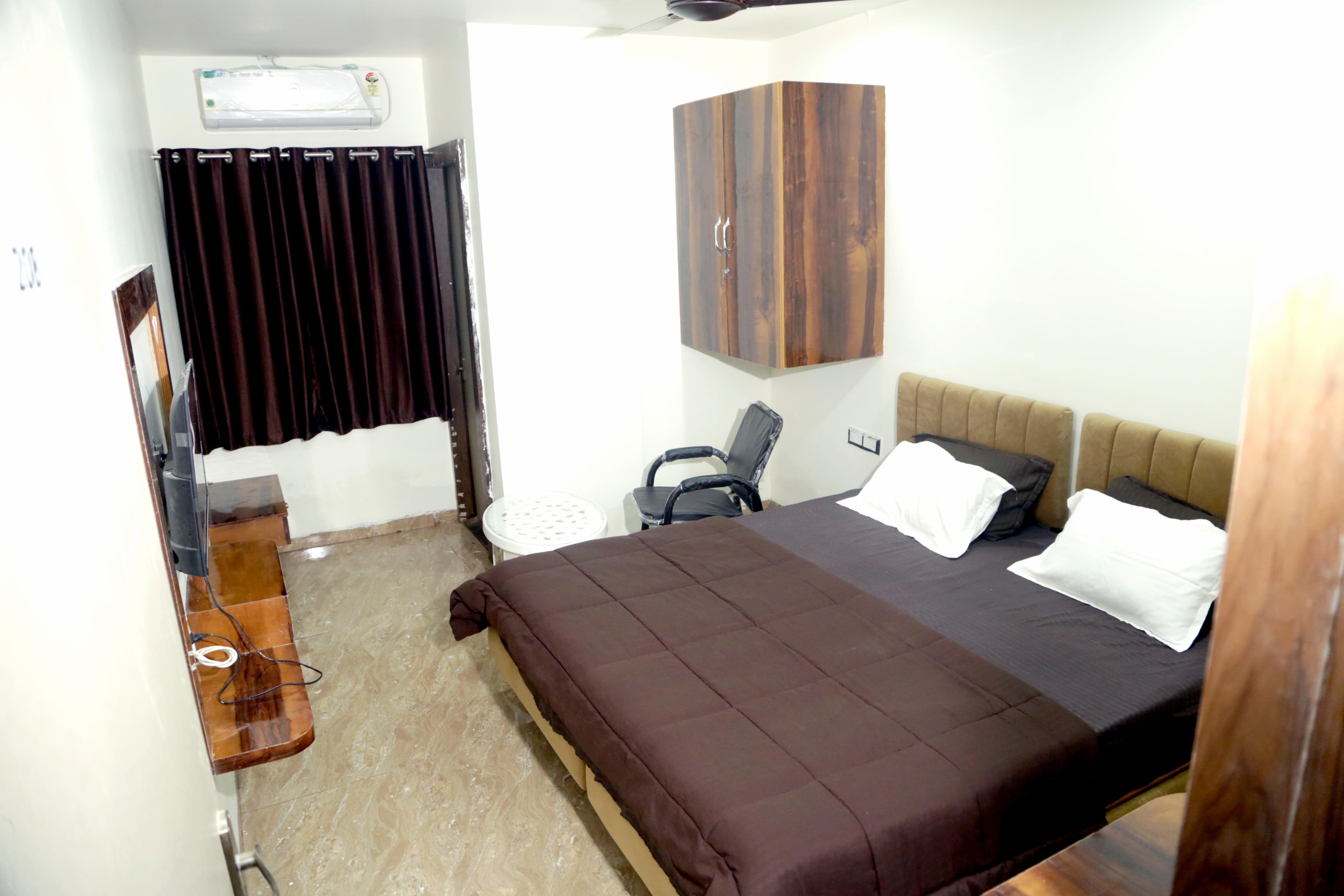 Kiwi Inn Hotel -Bhawarkuan - Tap to explore photos