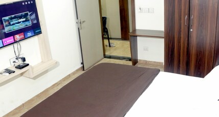 Kiwi Inn Hotel -Bhawarkuan Room Type - Super Deluxe Room