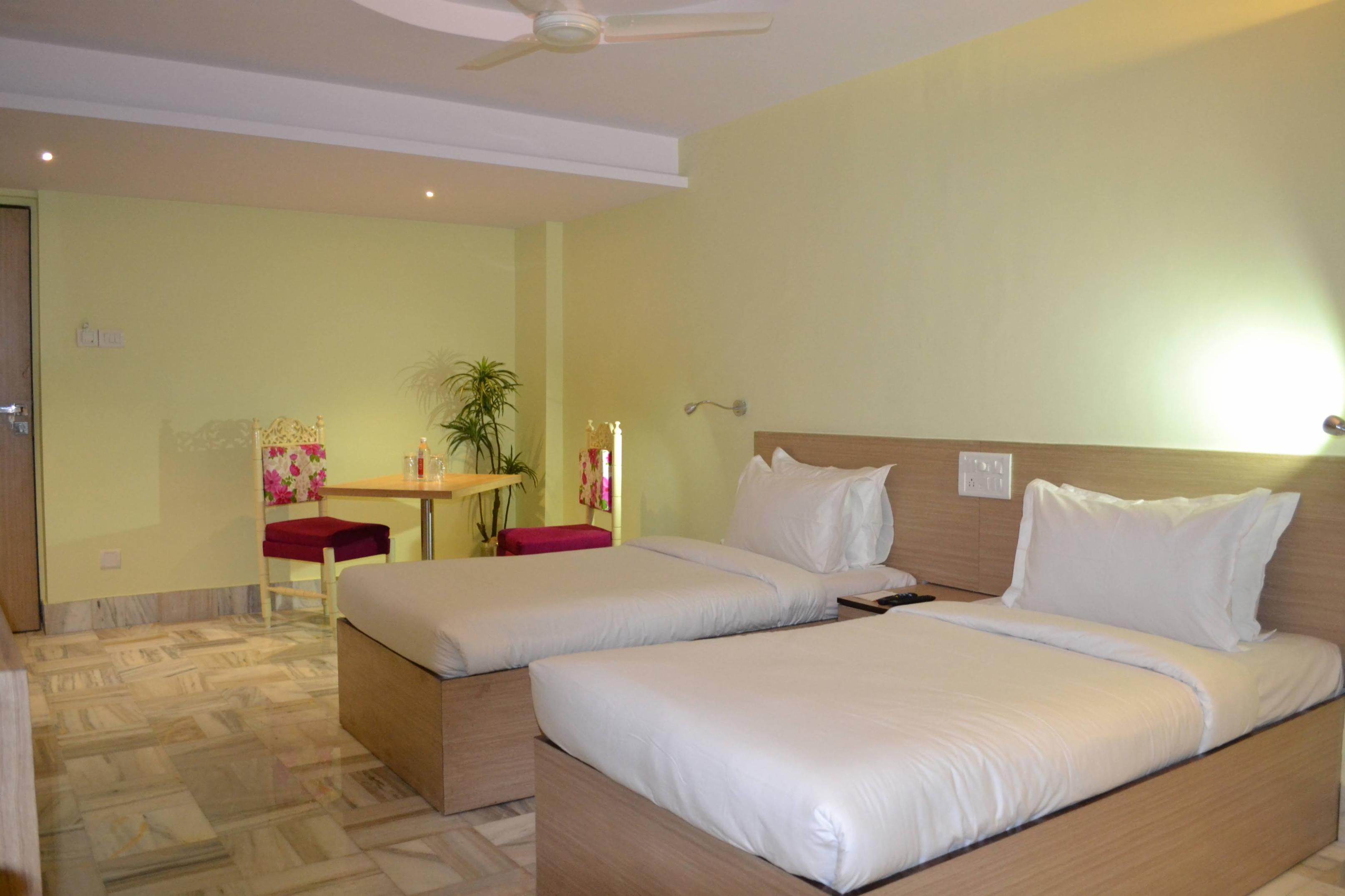 Hotel Oasis - Tap to explore photos