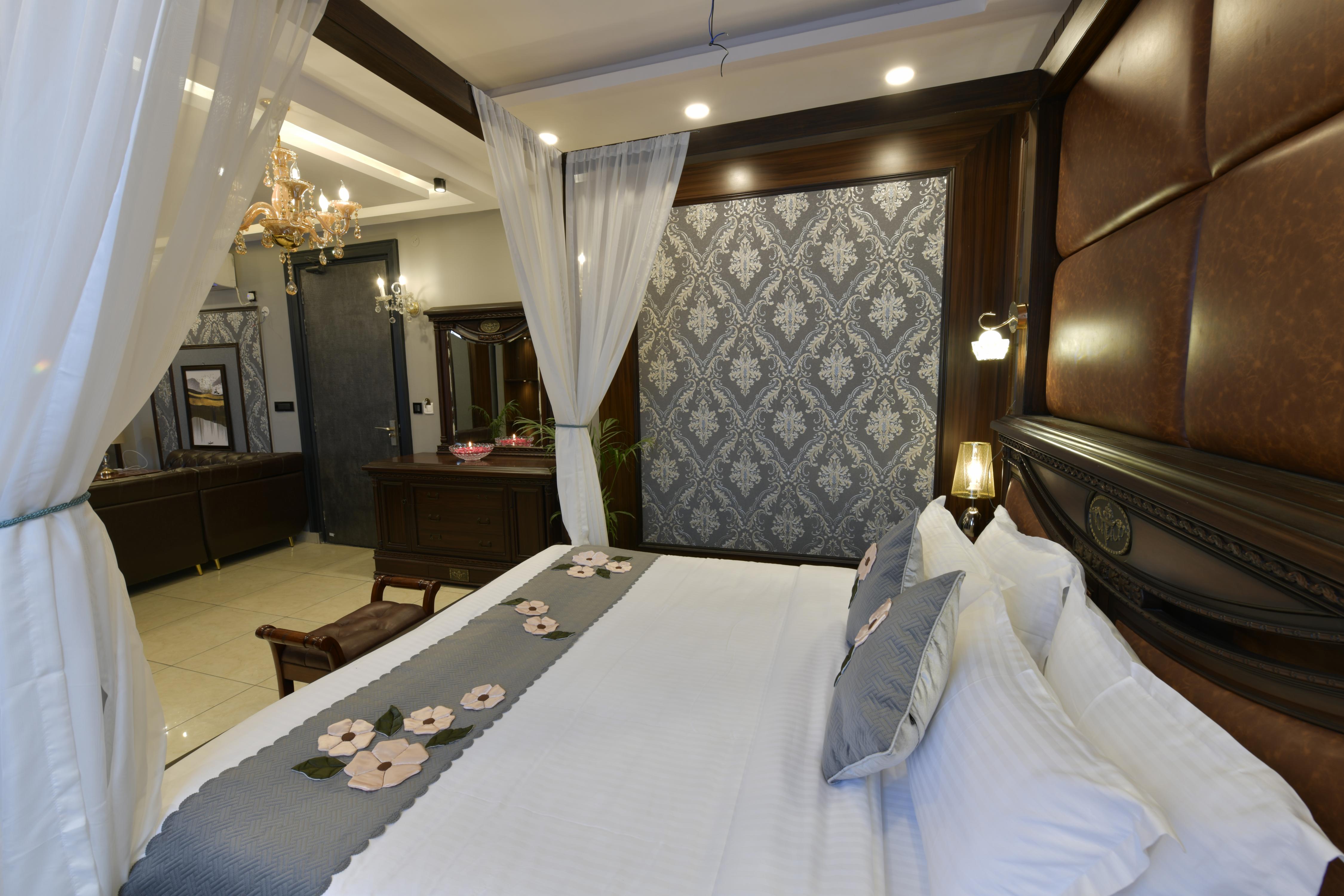 Hotel Adhiraja Palace - Tap to explore photos