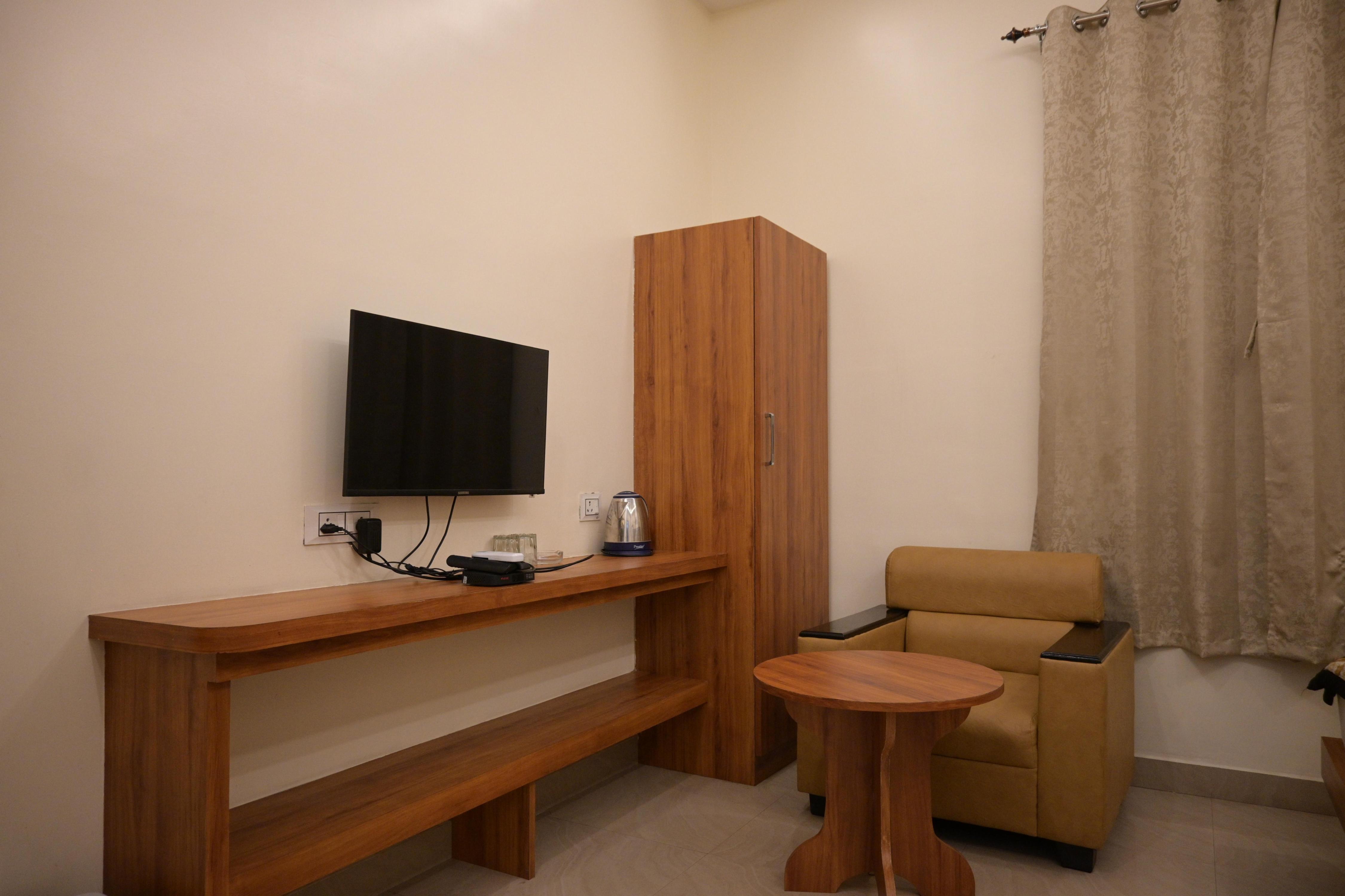 Hotel Crown - Tap to explore photos