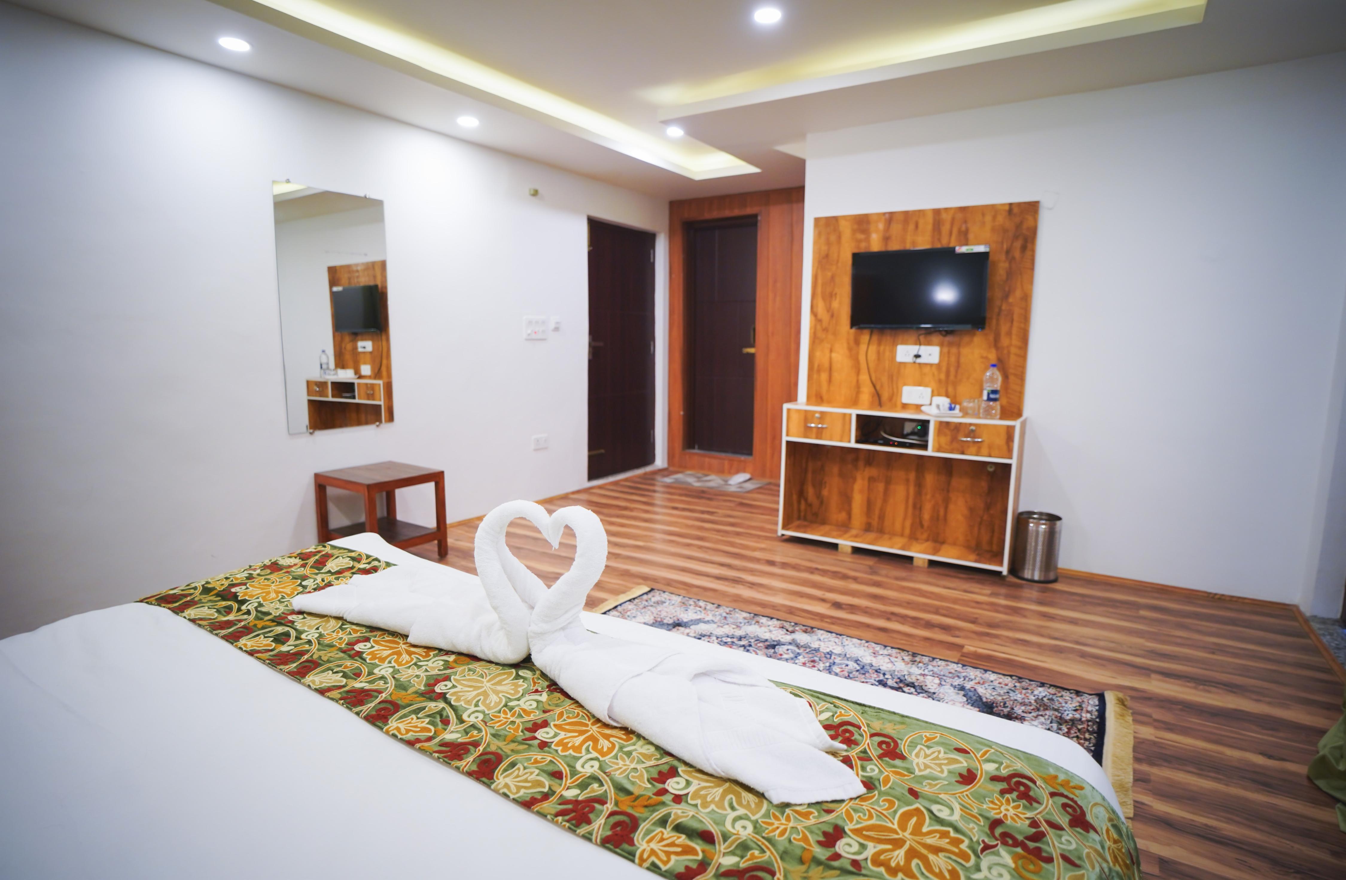 The Wonder Hills - Tap to explore photos