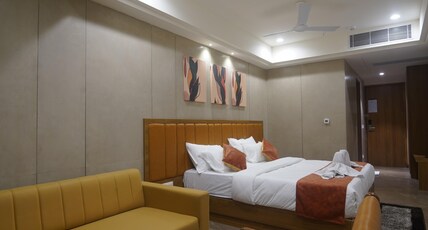 HOTEL STATURE INN Room Type - DELUXE DOUBLE ( PETER)