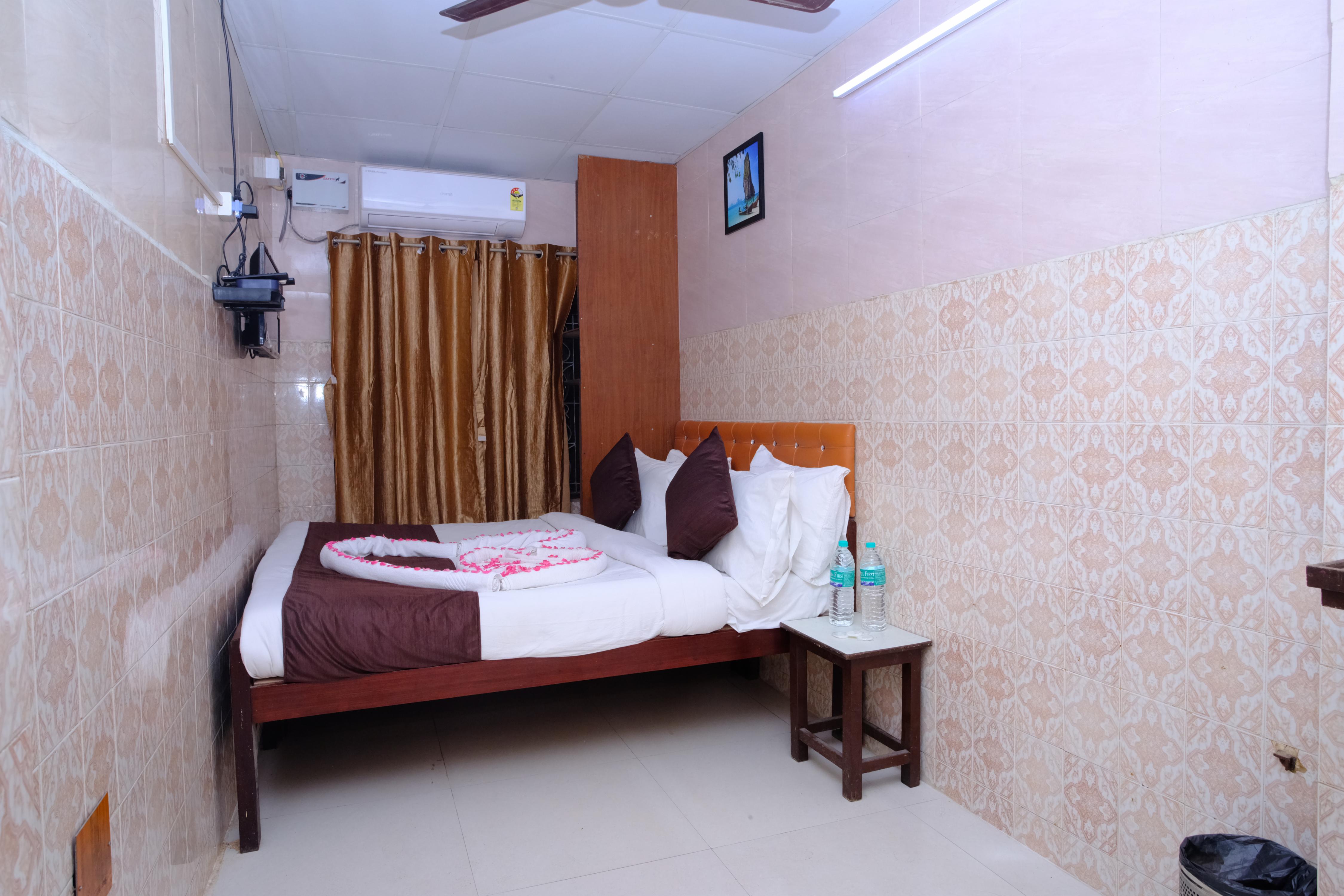 Aum Karthikeya Residency Room Type - Double bedroom AC