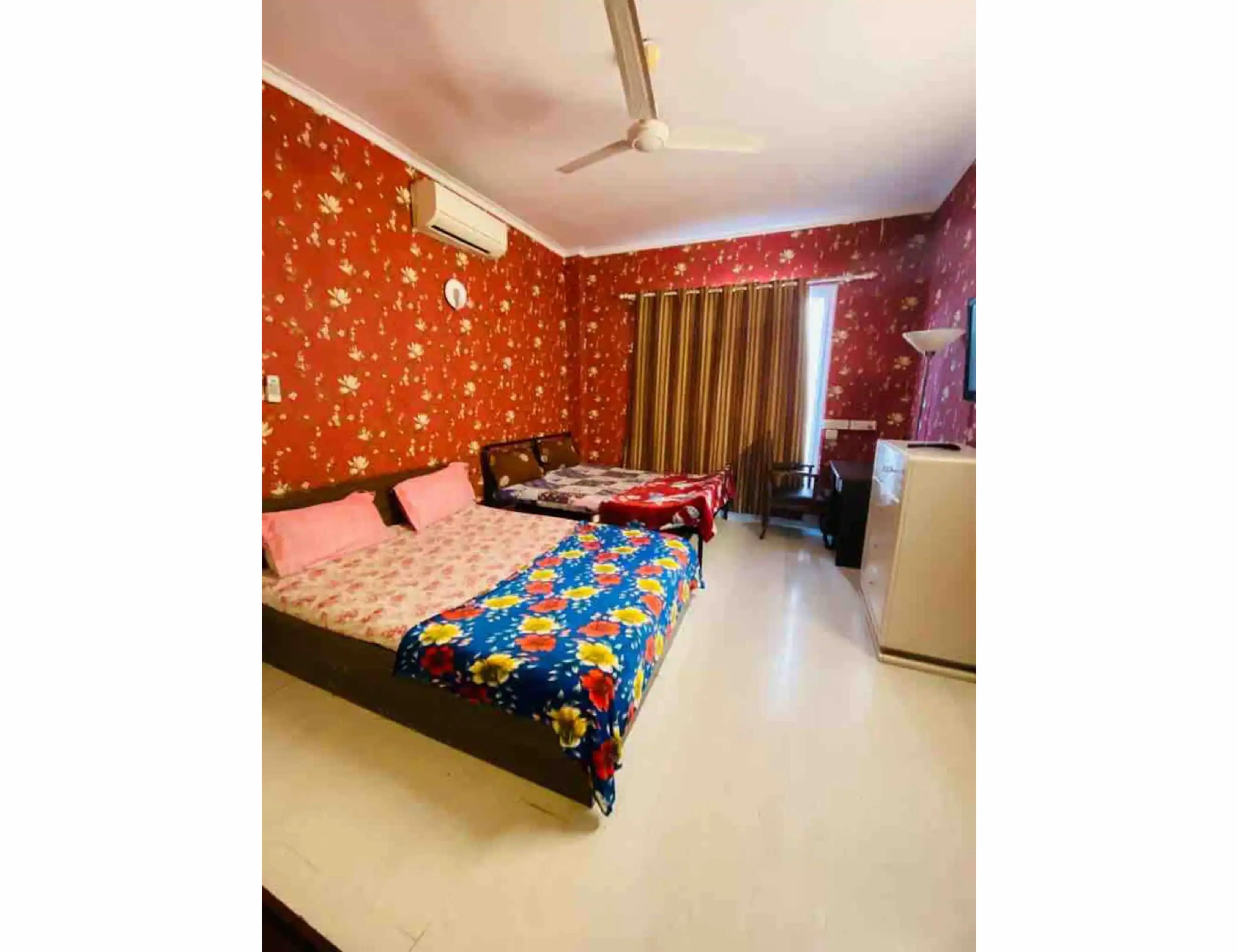 DJ1 Huge Spacious Lovely 8 BHK full 2 floor Parking - Tap to explore photos