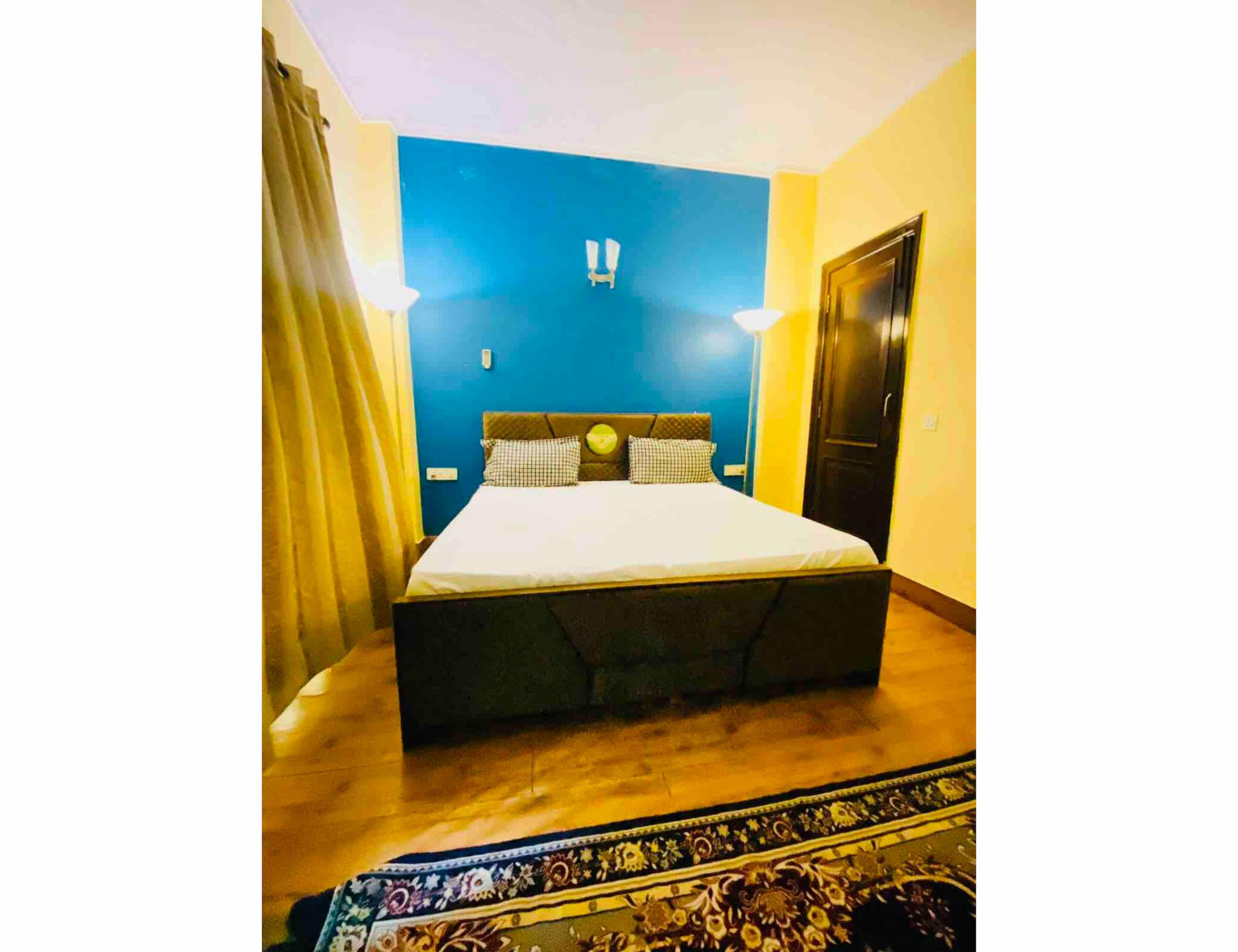 DJ1 Huge Spacious Lovely 8 BHK full 2 floor Parking - Tap to explore photos
