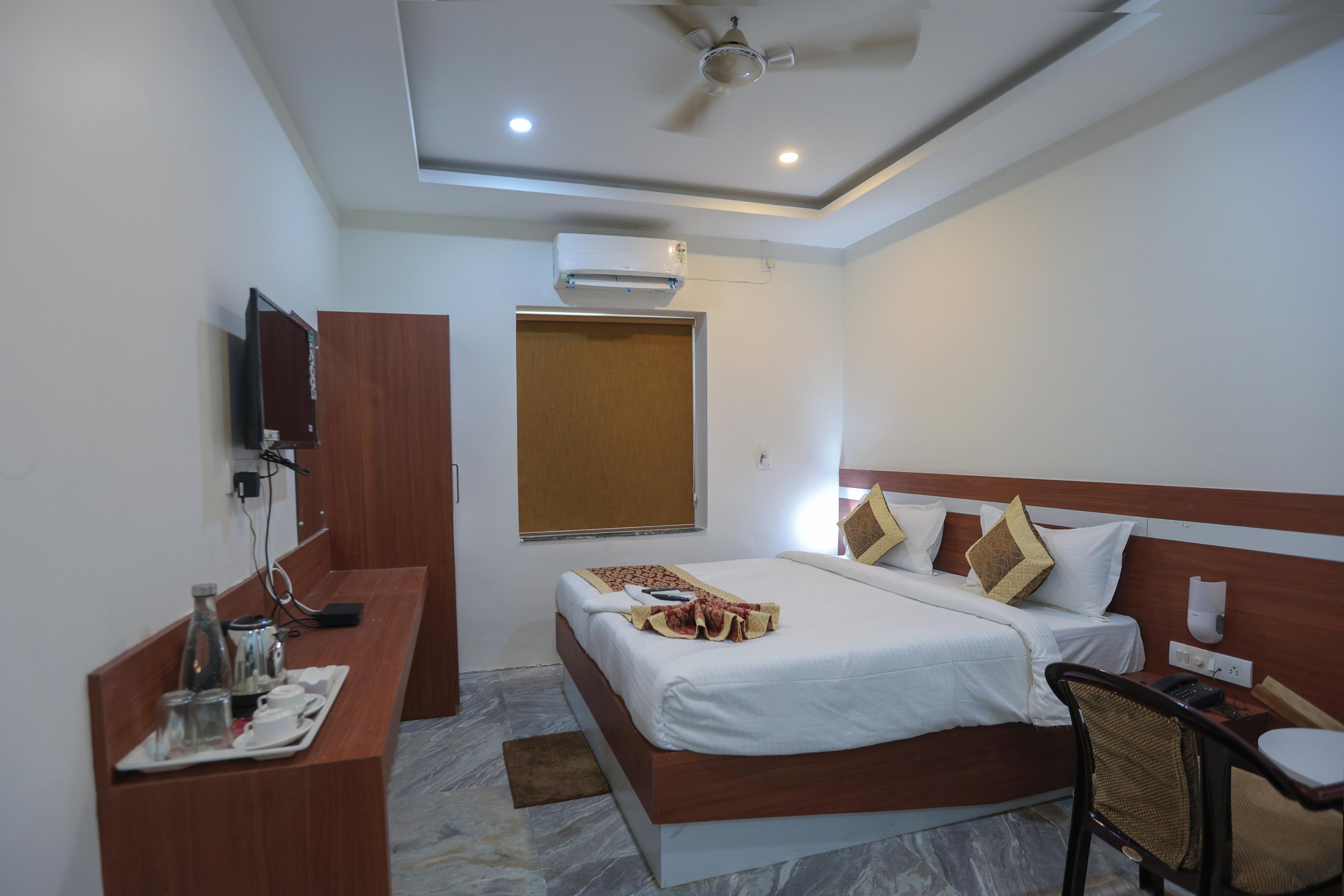 Hotel SJ Premium - Tap to explore photos