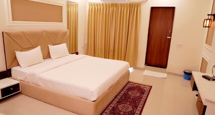 Hotel shree palace Room Type - DELUXE ROOM