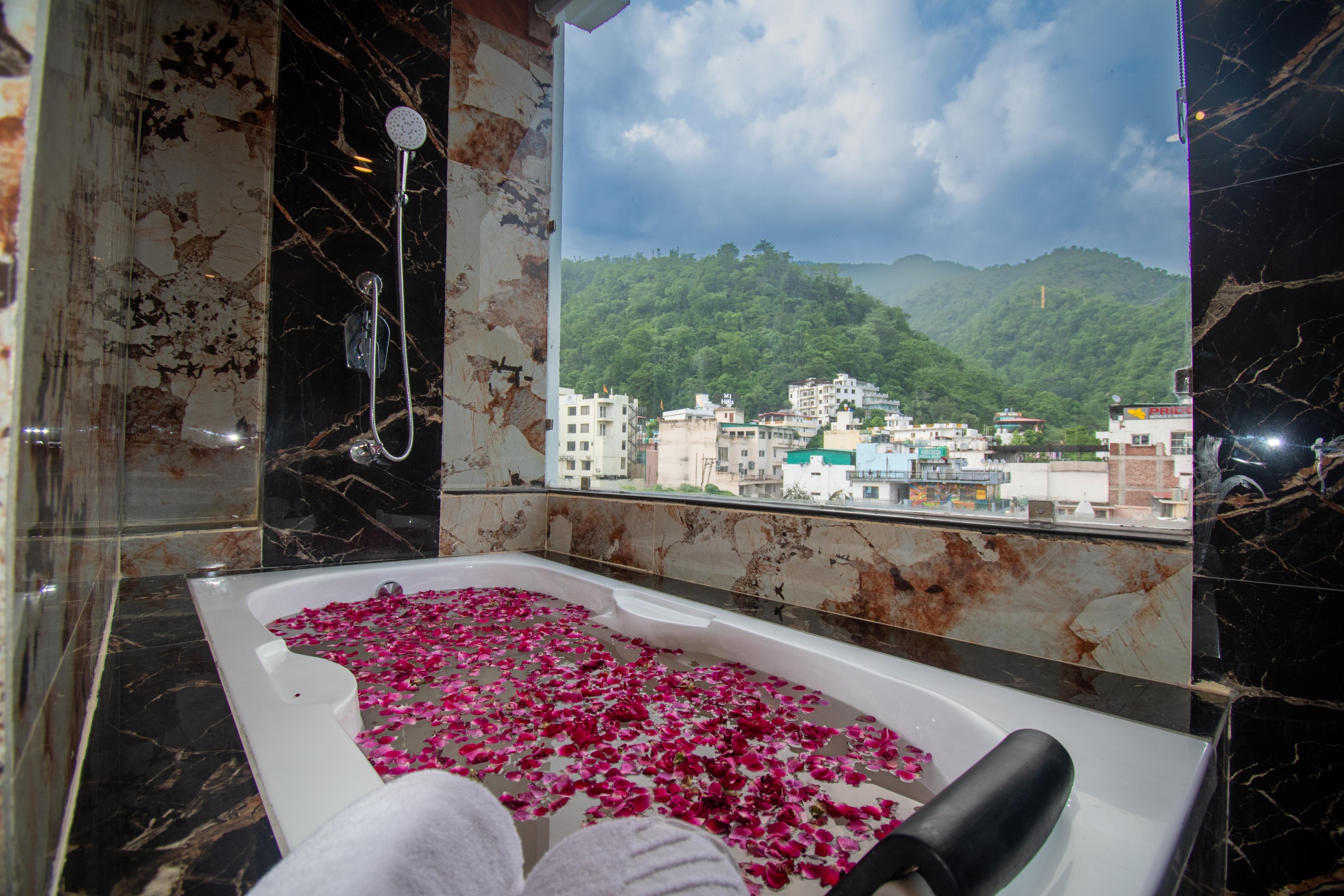 Hotel JP Hills Rishikesh Room Type - Suite Room with Bathtub - with large sofa cum bed