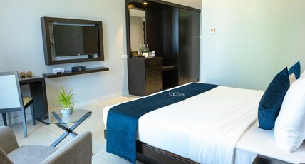 MaRadha Colombo Room Type - Deluxe King Room Partial Sea View