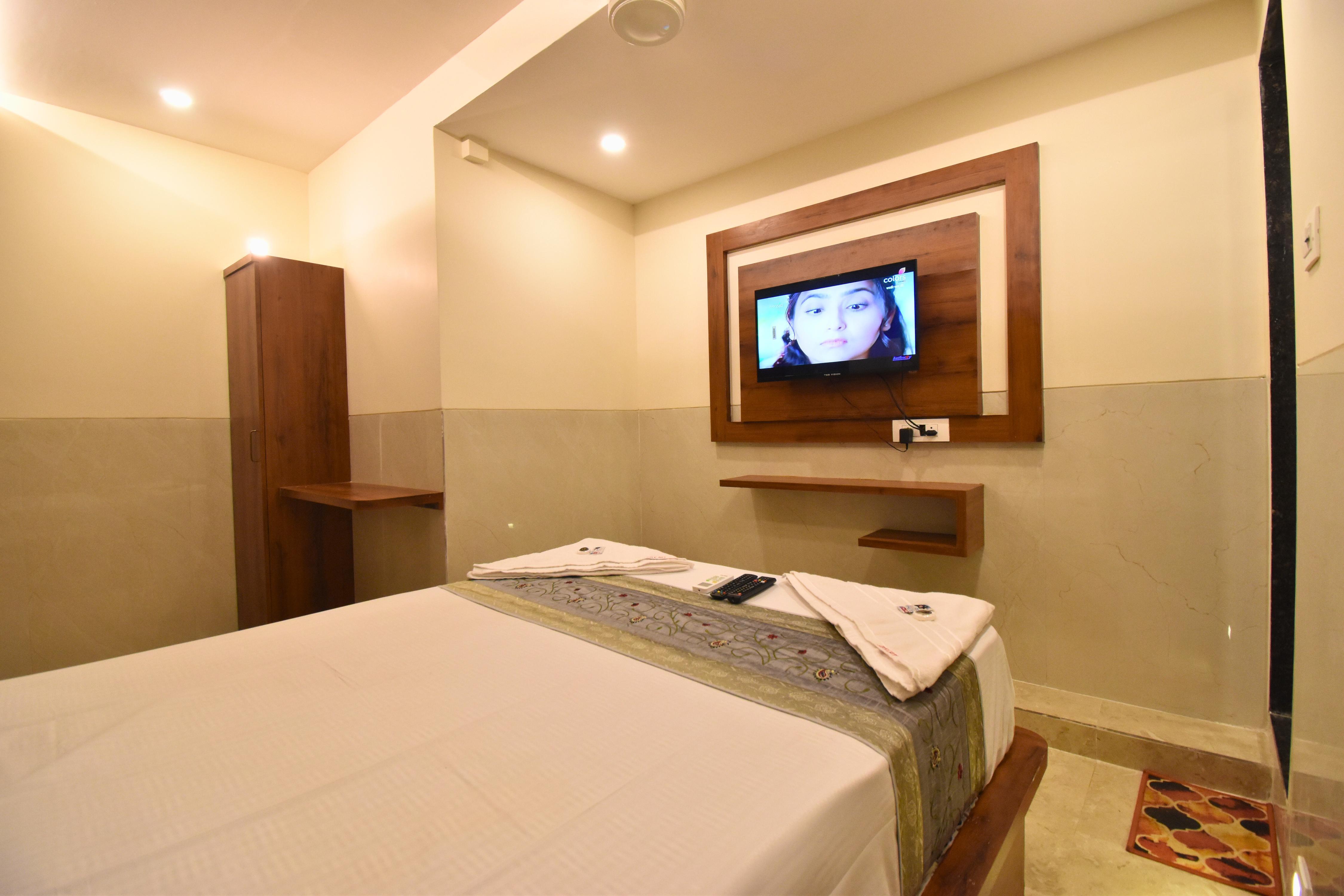 Hotel Dream Palace Near US Consulate, Bandra Kurla Complex (BKC), Mumbai - Tap to explore photos