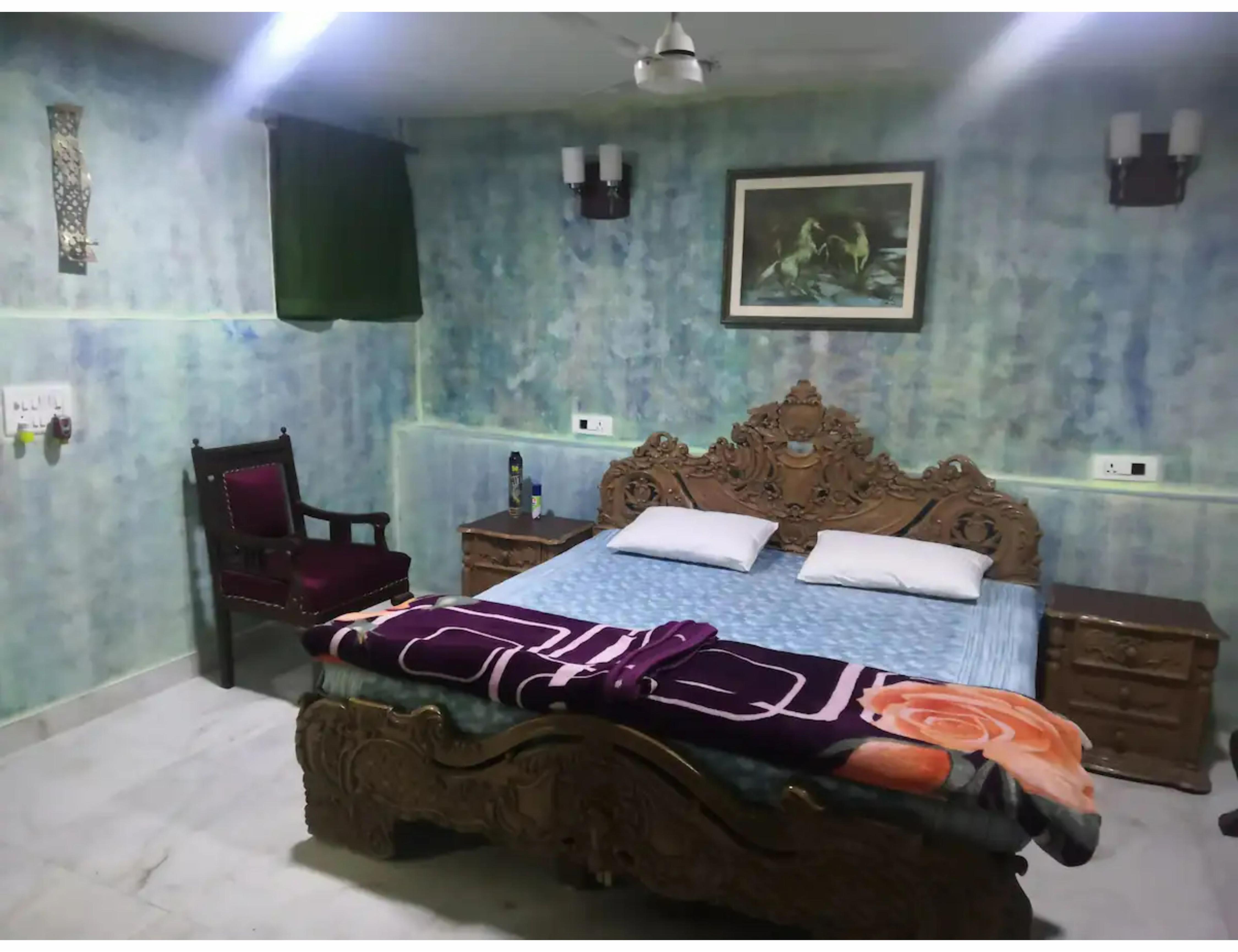 Large and comfortable spacious room in S block GK - Tap to explore photos