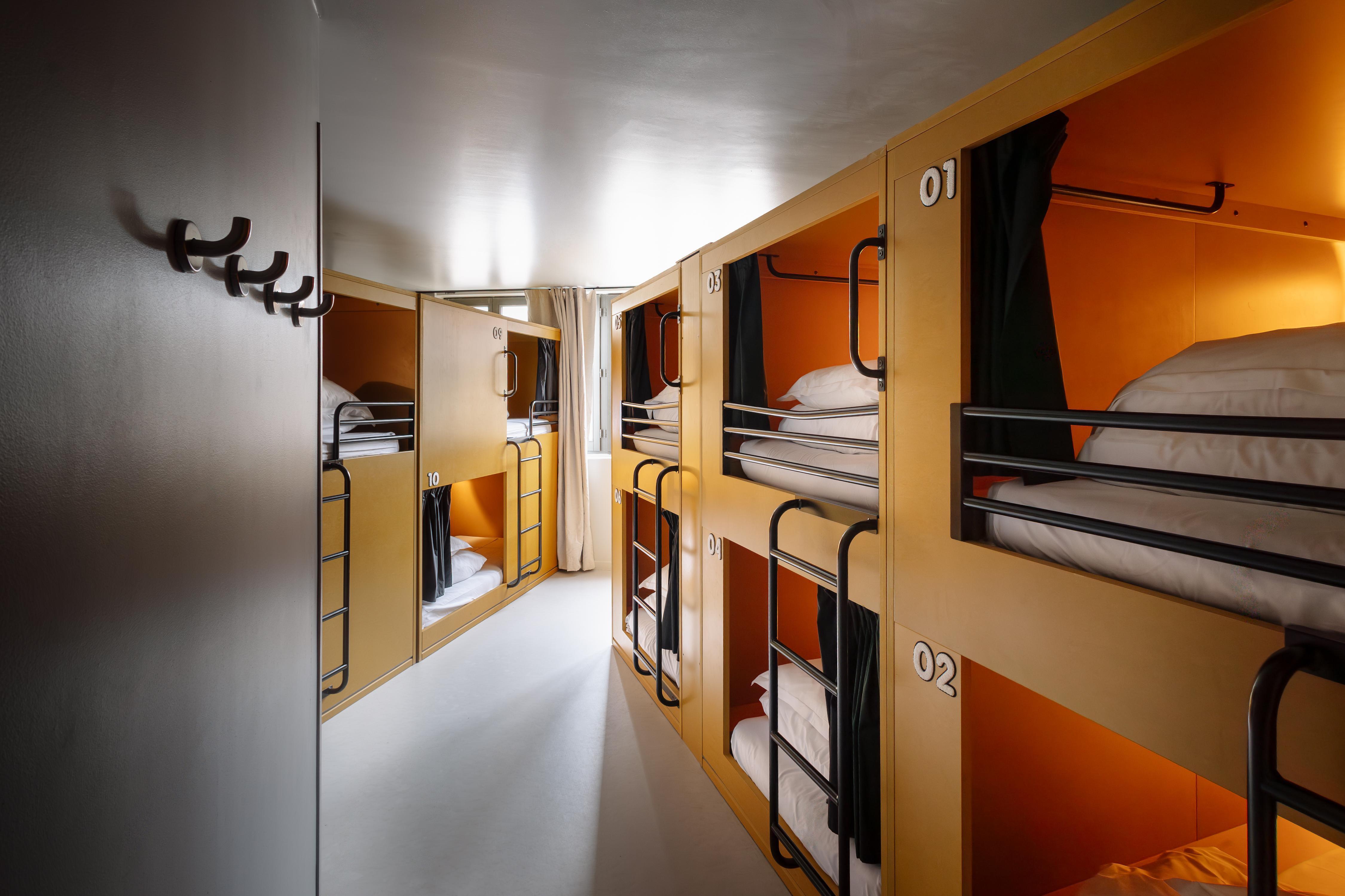 People Lyon Room Type - Bed in 10-bed Mixed Dormitory with Private Bathroom