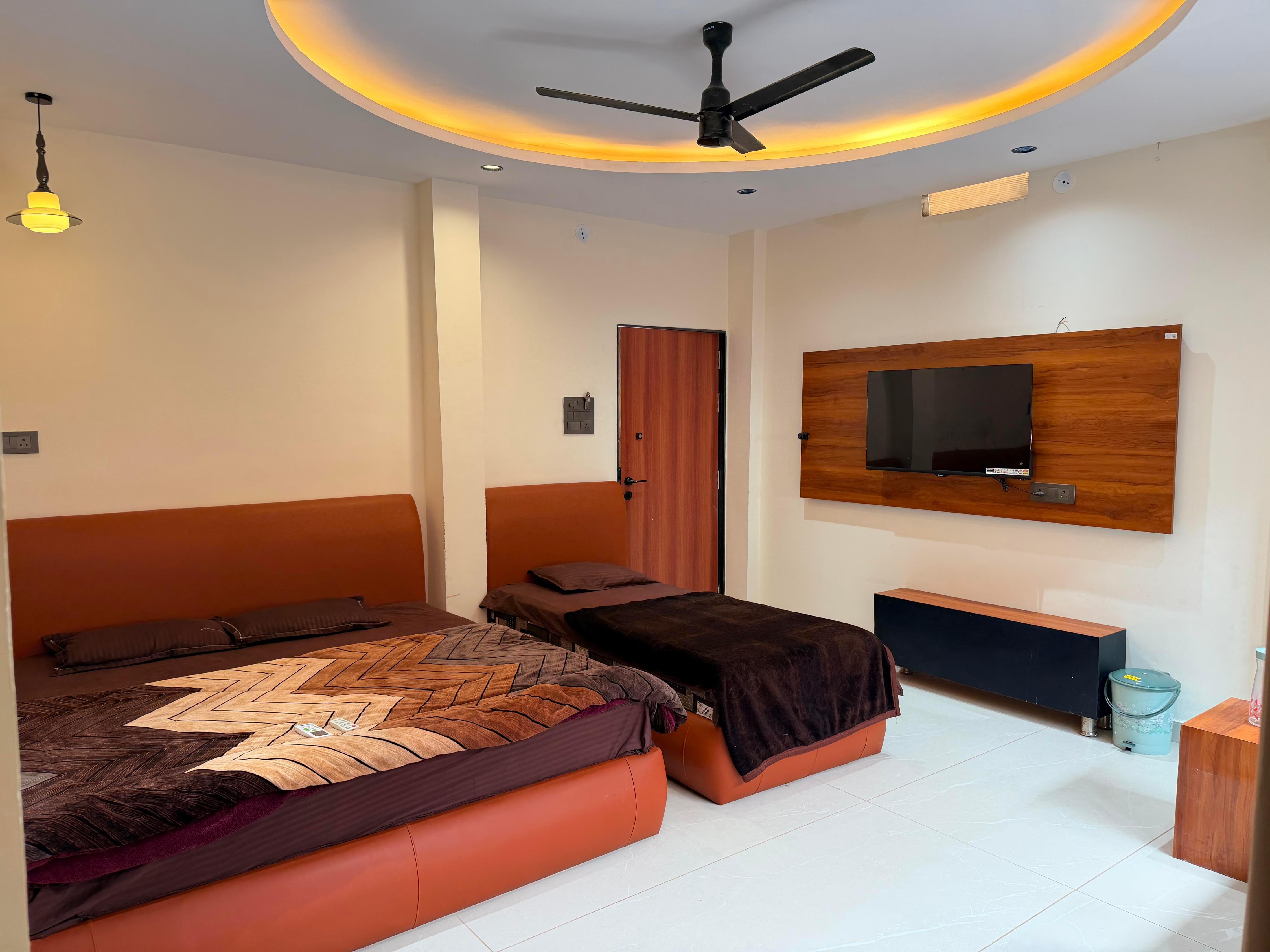 Pallav GuestHouse - Tap to explore photos