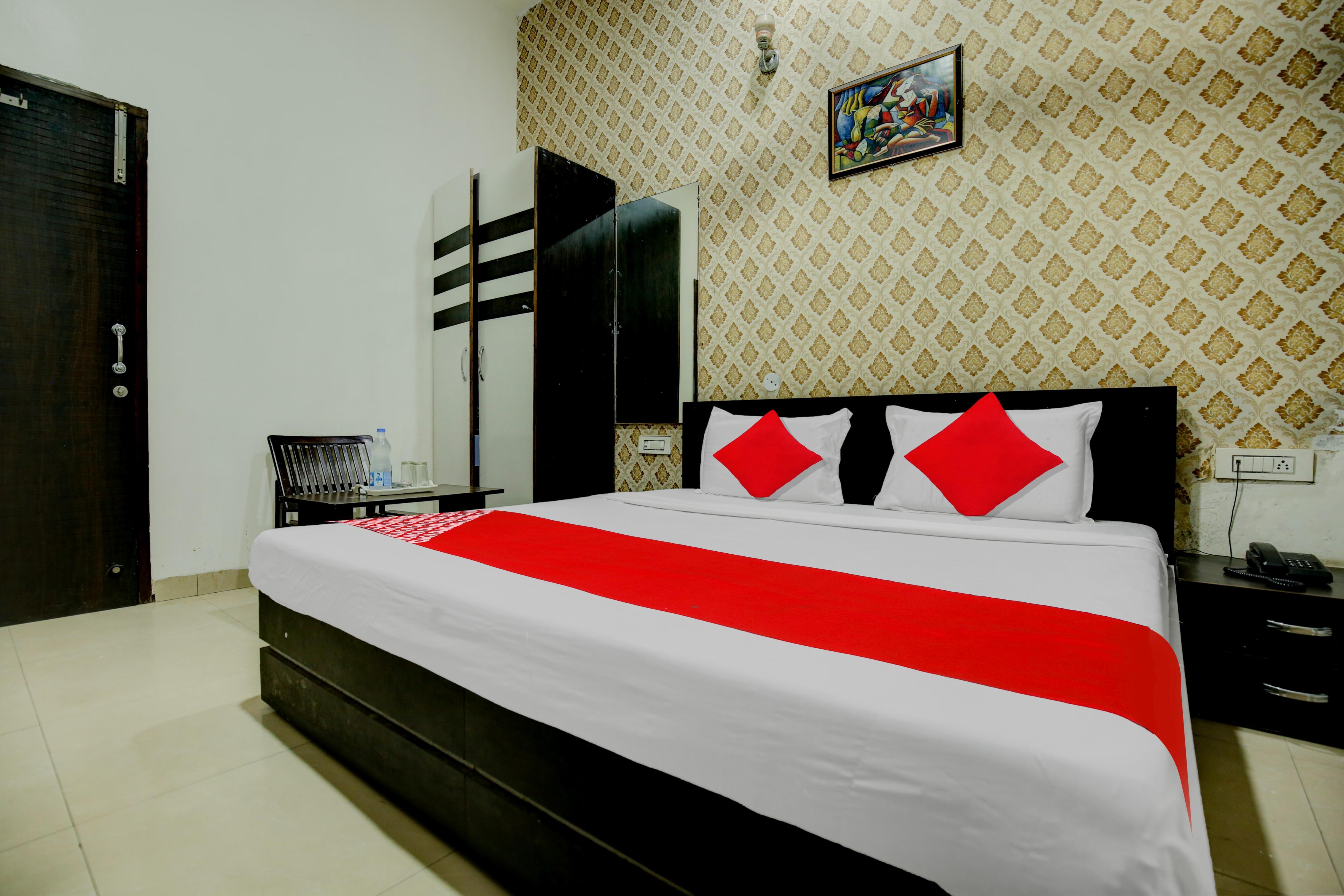 OYO Flagship Hotel K7 Inn - Tap to explore photos