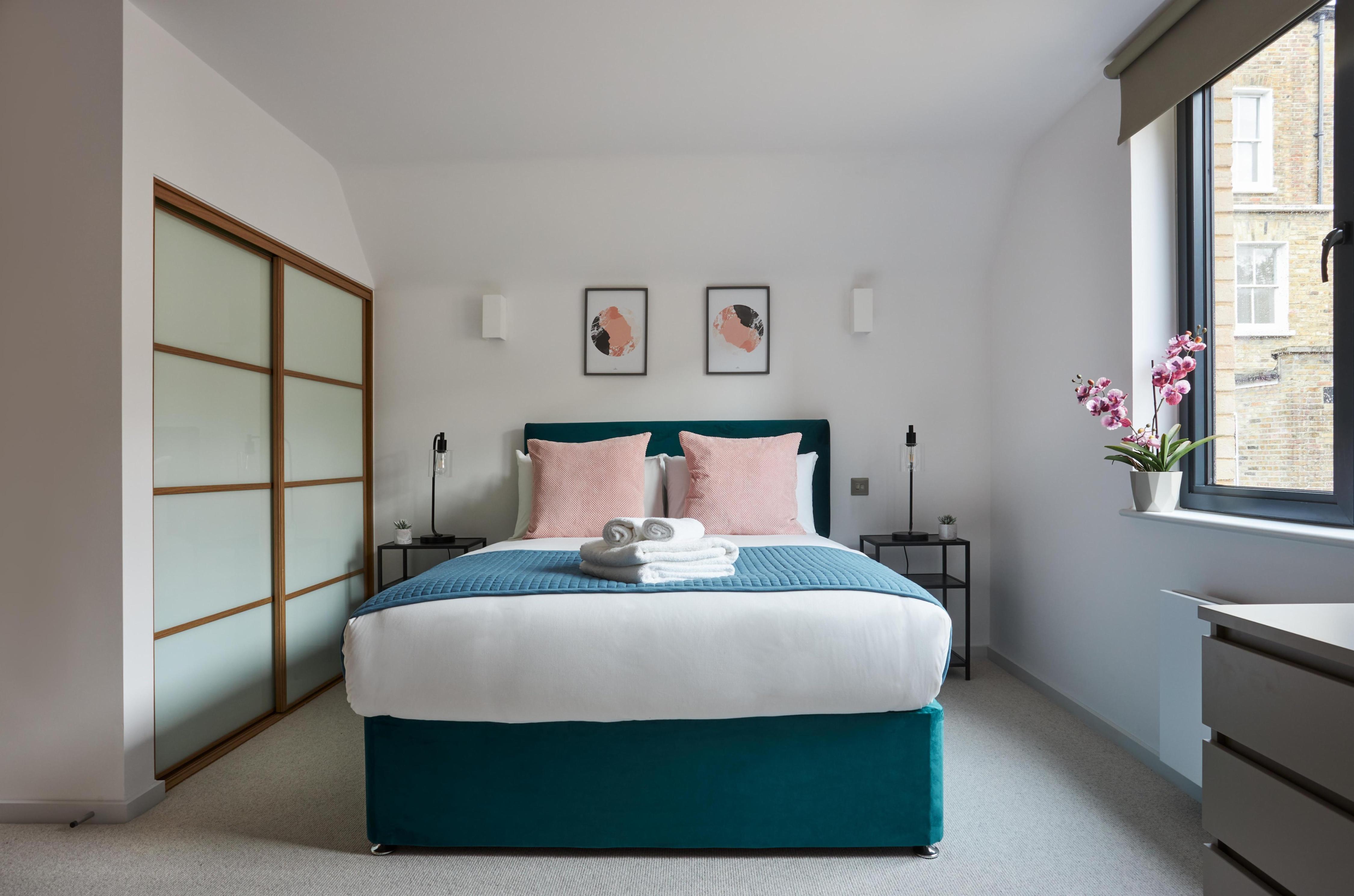 Hammersmith Mews by Viridian Apartment - Tap to explore photos
