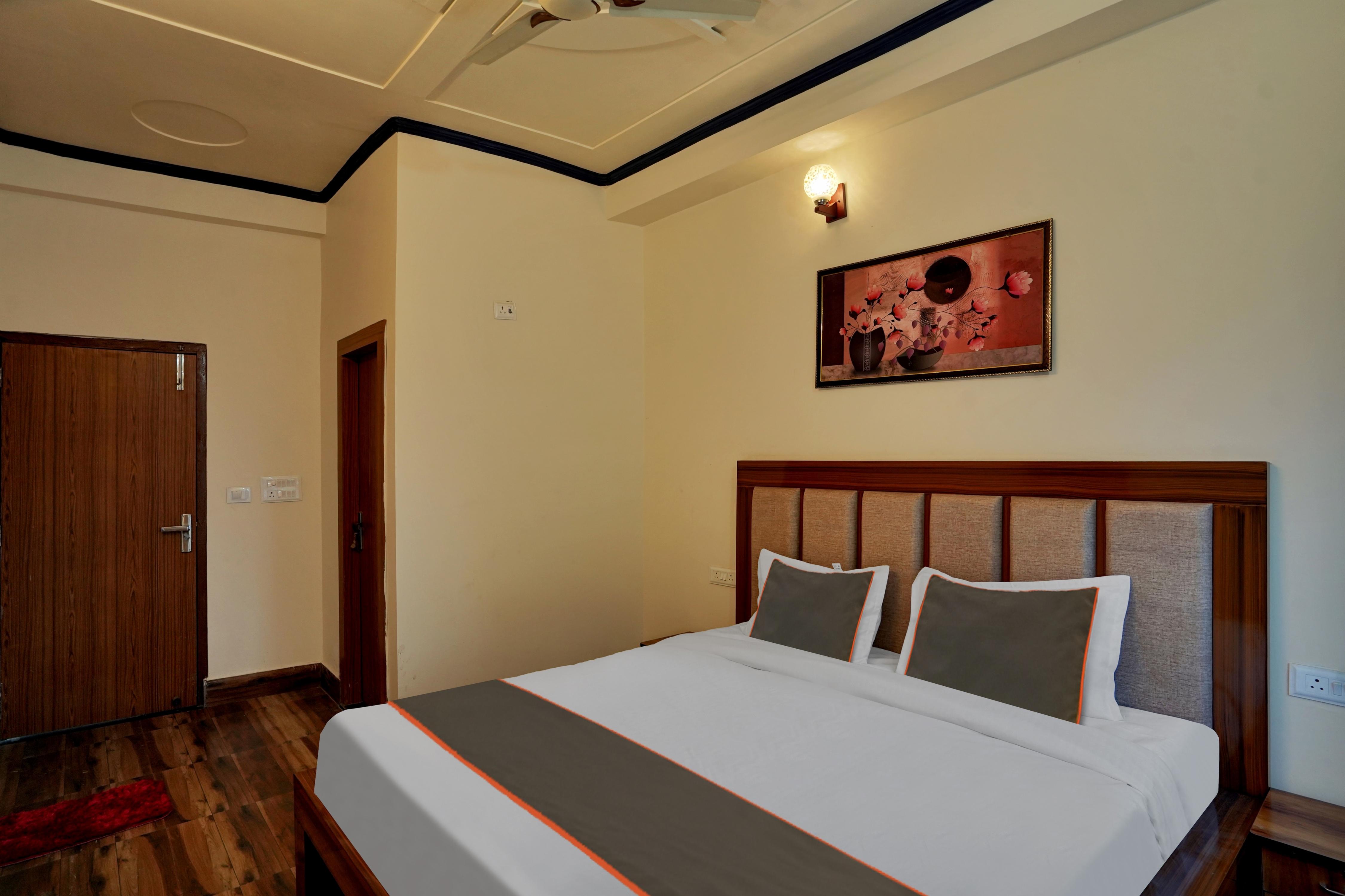 Collection O Trihans Mantion Hotel - Tap to explore photos