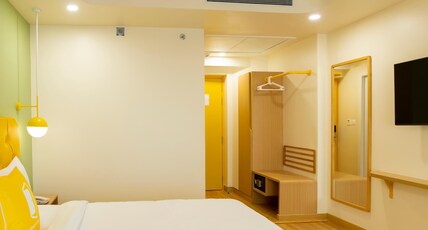 Bloom Hub Guindy Room Type - Standard King
