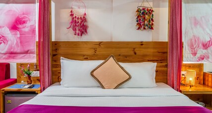 DSR Pink Suites Room Type - Luxury Wodden Cottage with Bath Tub