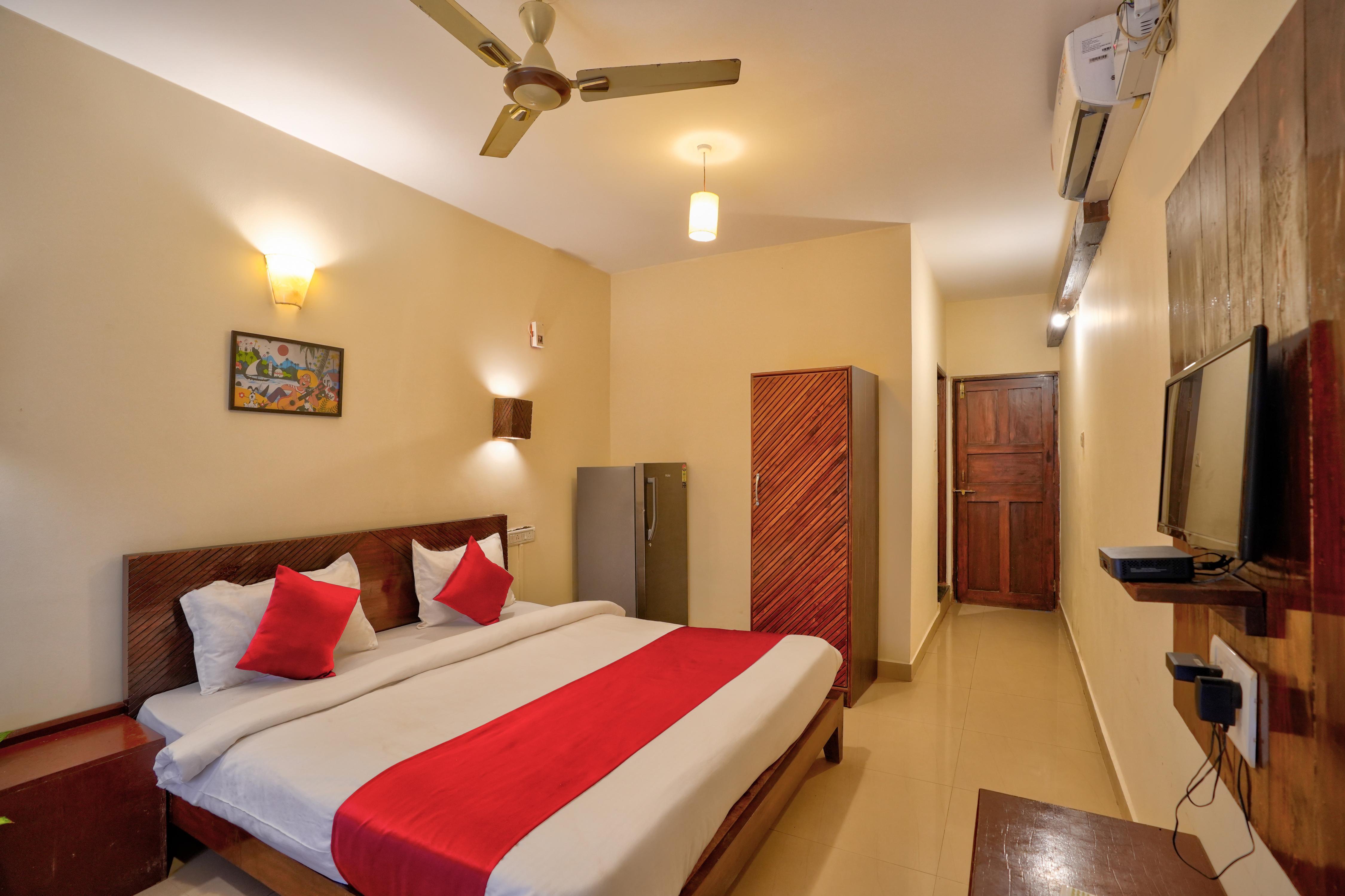 Hotel Salty Waves Baga - Tap to explore photos
