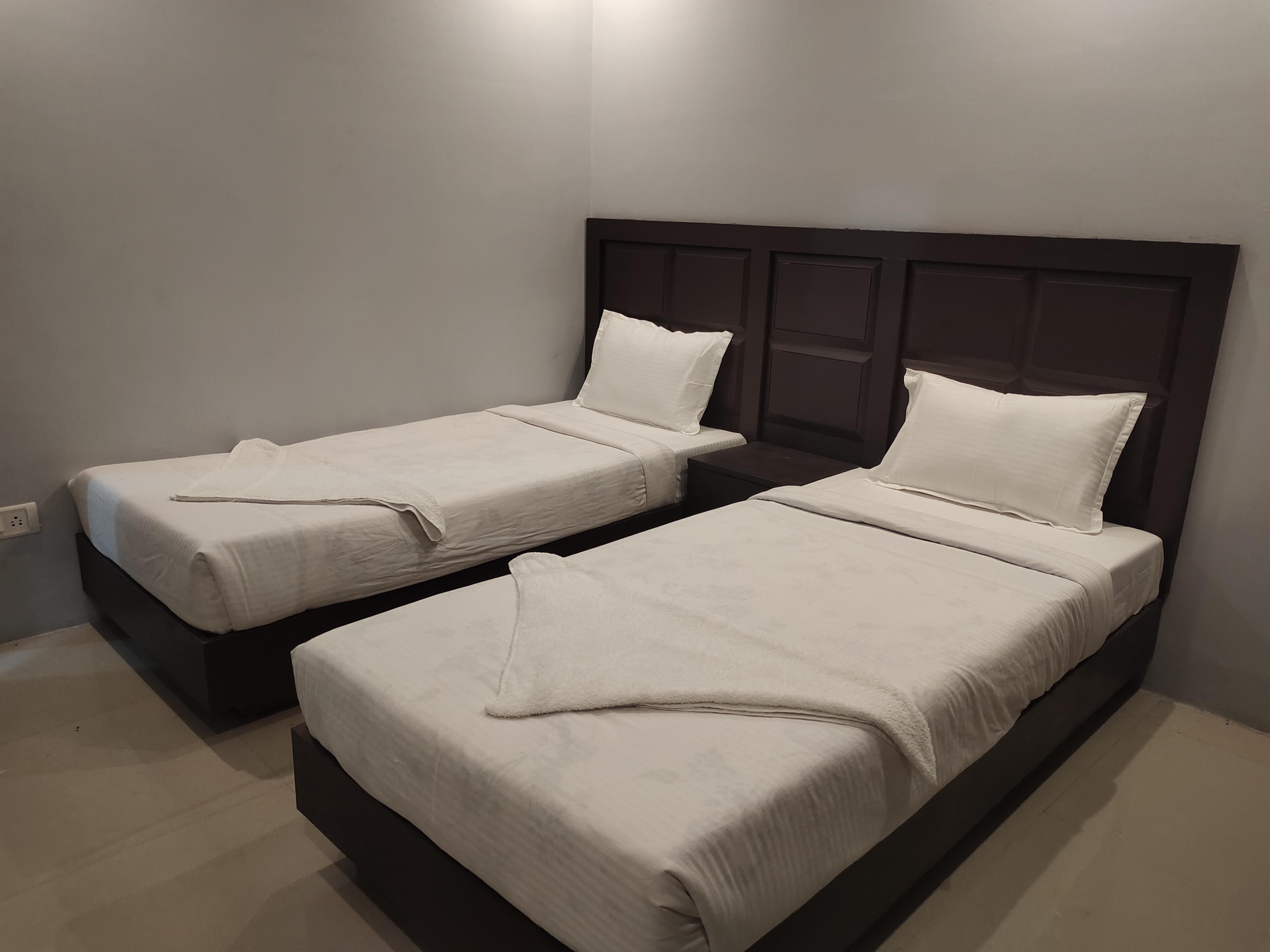 IMF: HOTEL, BANQUET Room Type - TWIN ROOM