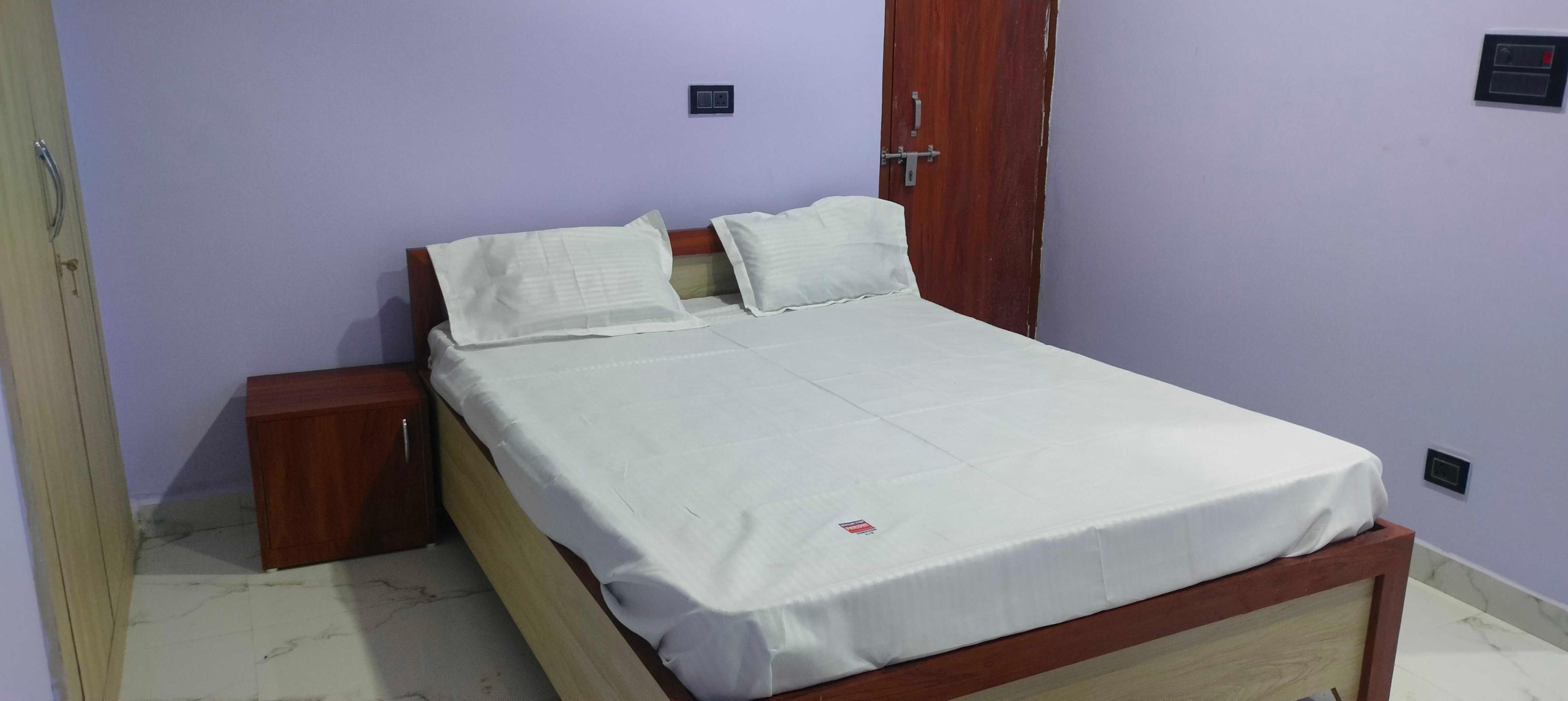 Hotel O by OYO JP Banquet - Tap to explore photos