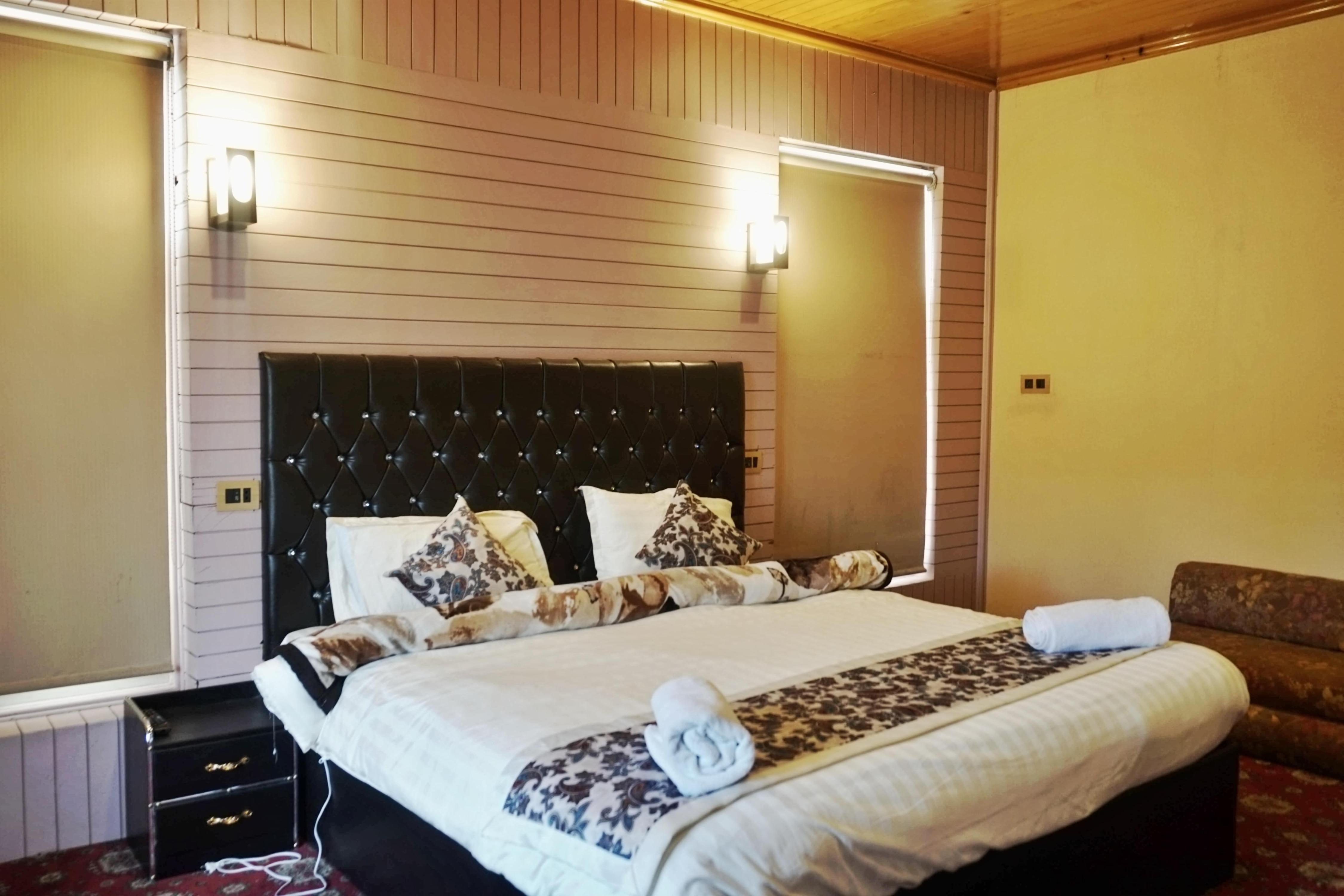 The GoodFind Residency Room Type - Superior King Room