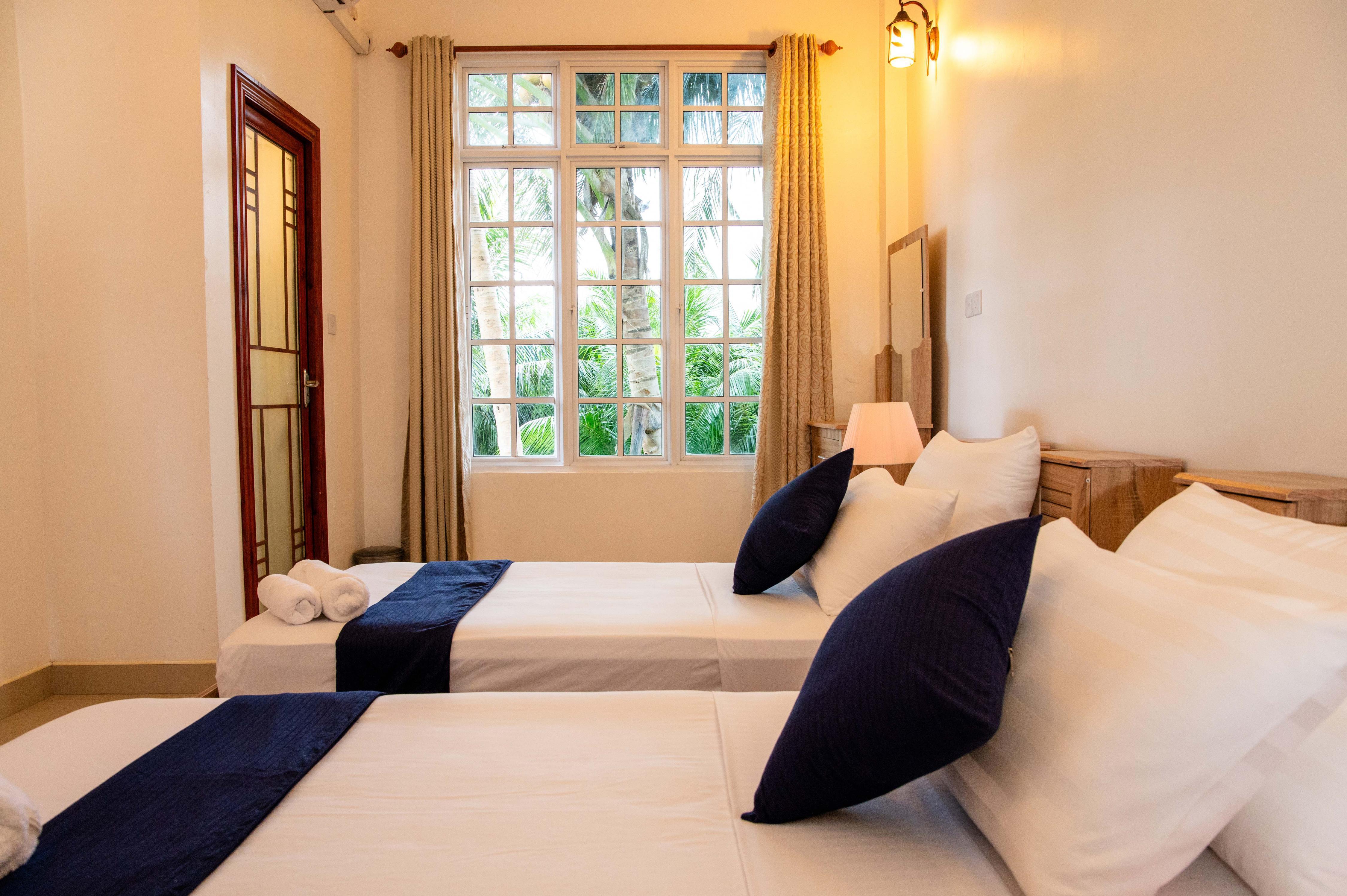 Biosphere Inn - Tap to explore photos